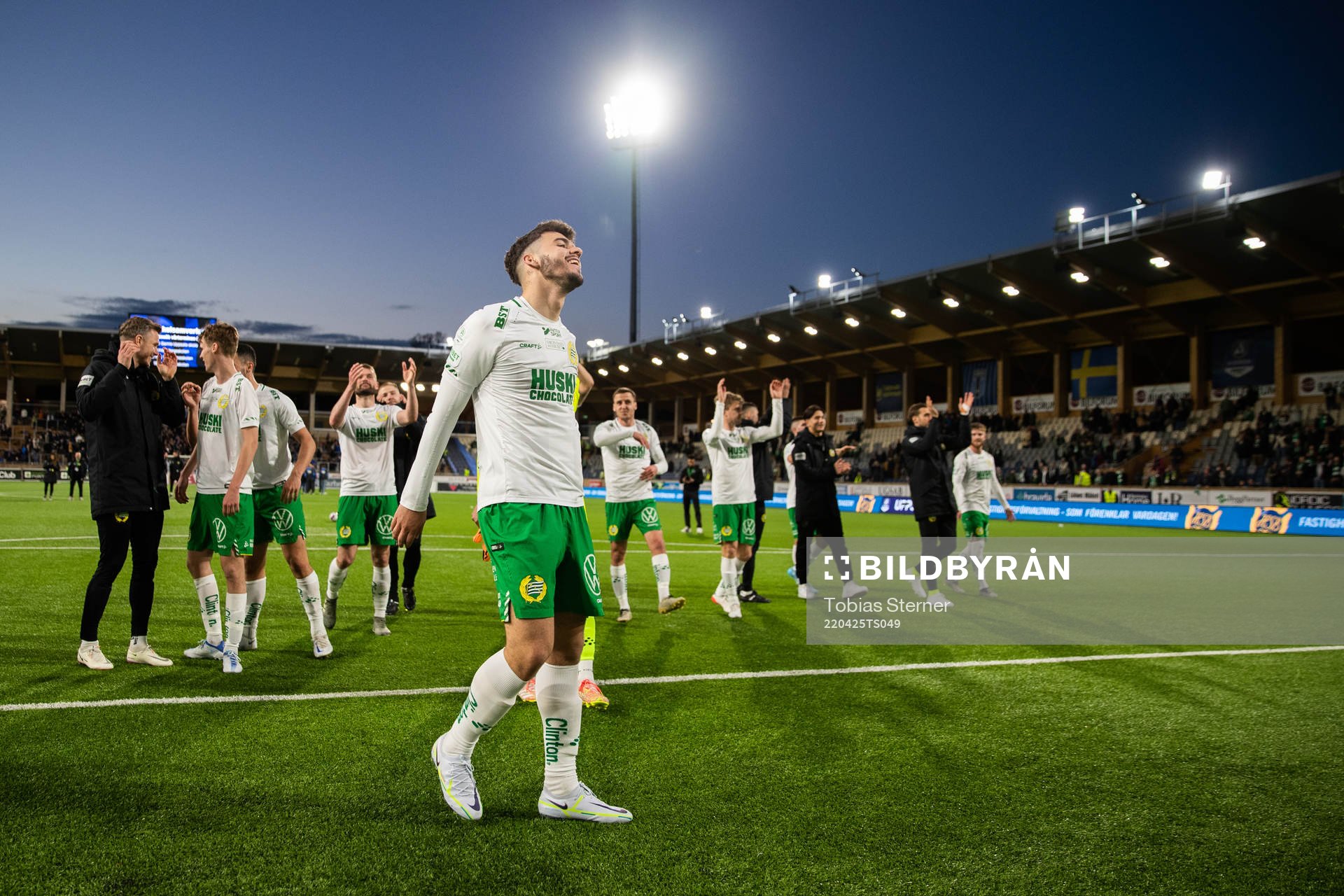 Hammarbys spelare jublar efter fotbollsmatchen i Allsvenskan mellan Sirius och Hammarby den 25 april 2022 i Uppsala. 
