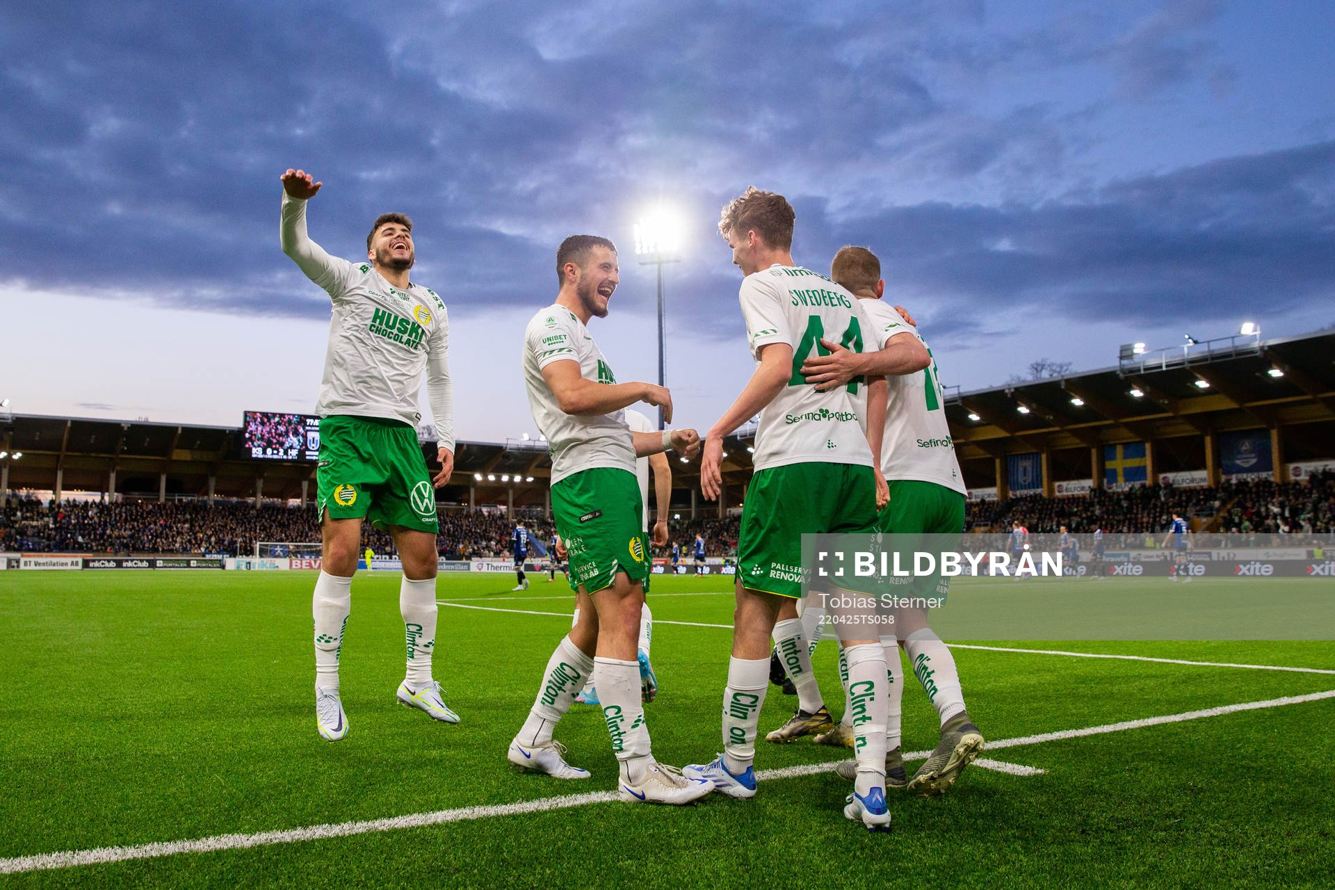 Hammarbys Williot Swedberg jublar med lagkamrater