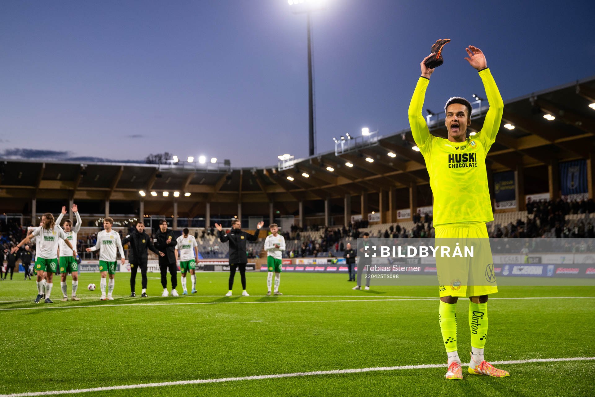 Hammarbys målvakt Oliver Dovin jublar