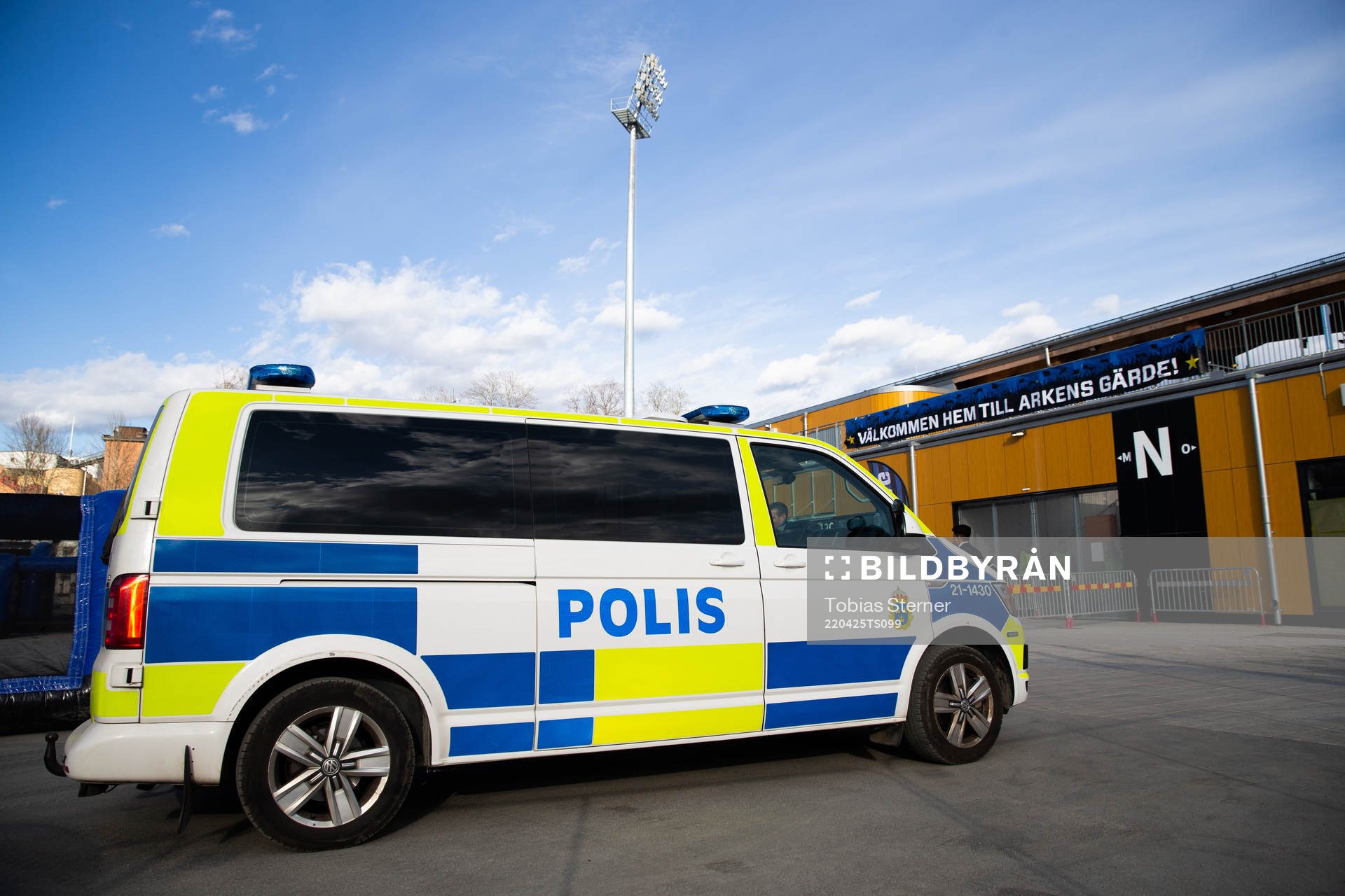 En polisbil utanför Studenternas