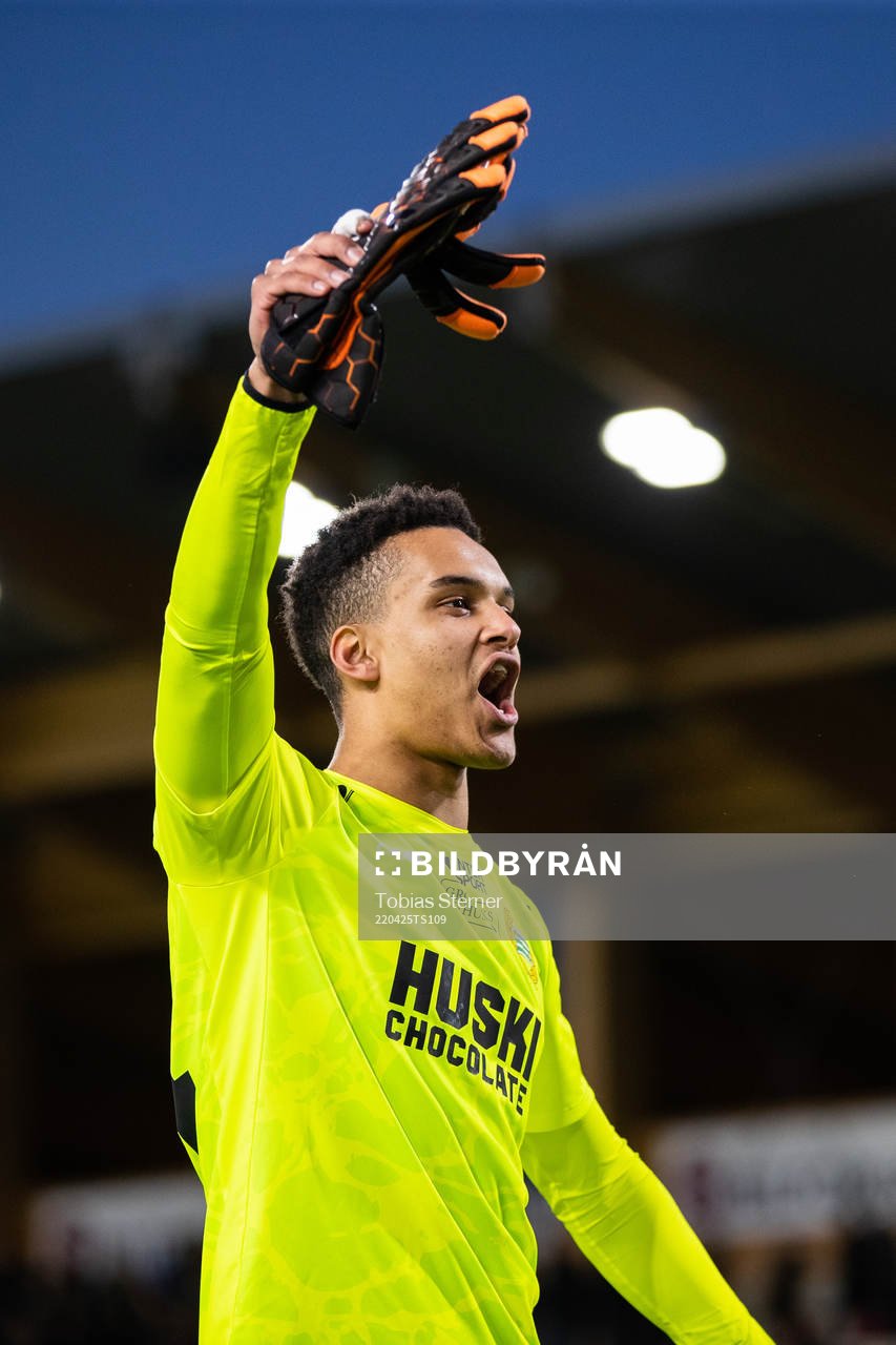 Hammarbys målvakt Oliver Dovin jublar