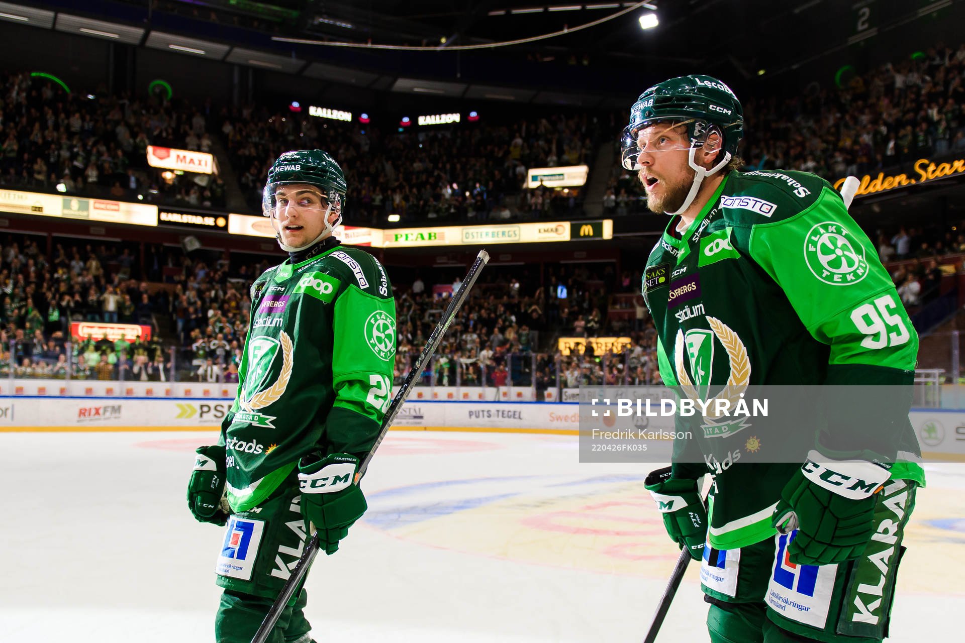 Färjestads Joel Nyström och Jacob de la Rose jublar