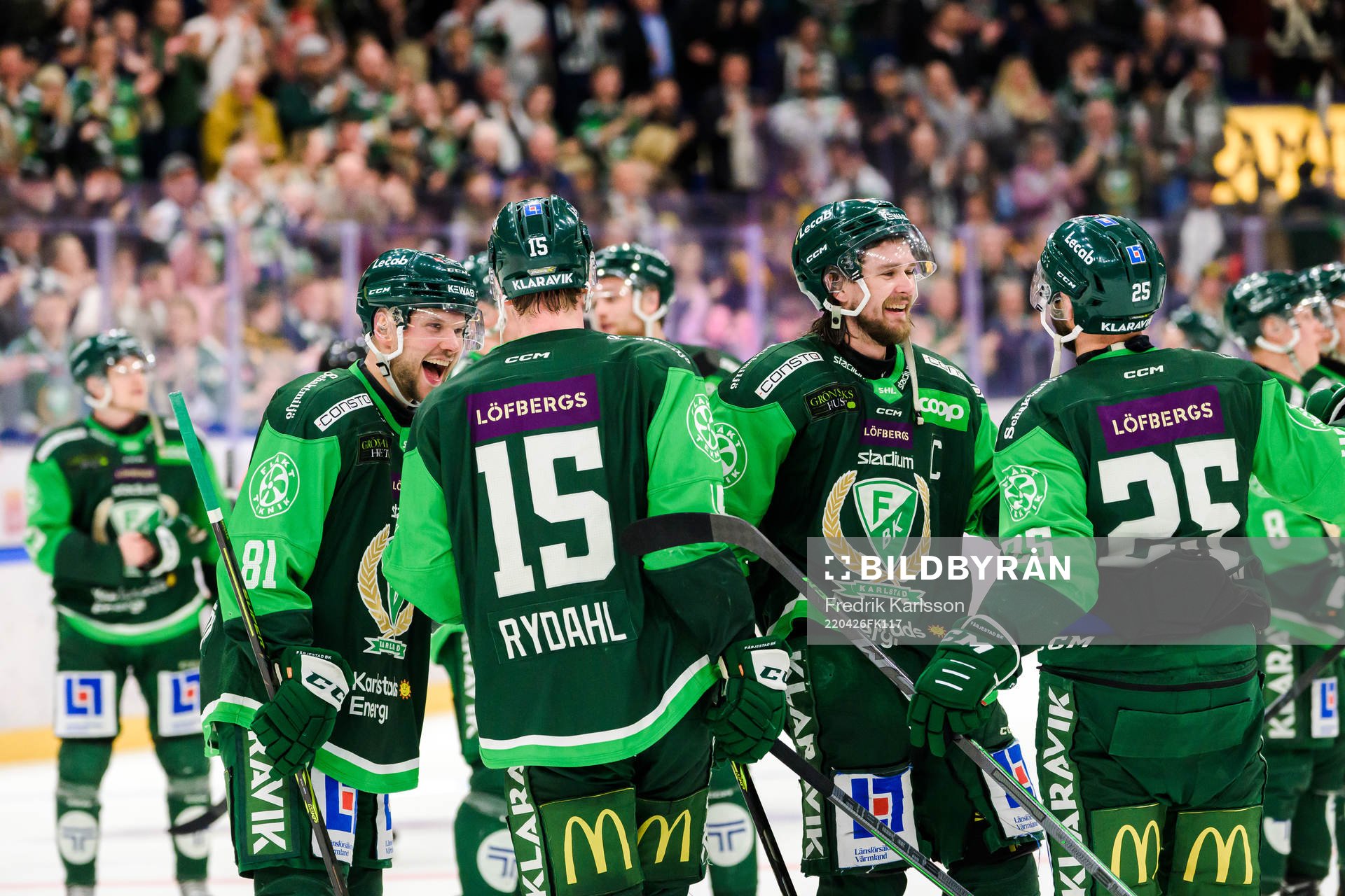 Färjestads Theodor Lennström och Linus Johansson jublar