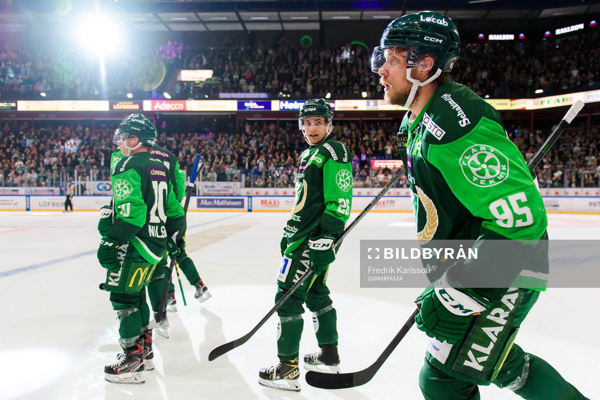 Färjestads Joel Nyström och Jacob de la Rose jublar