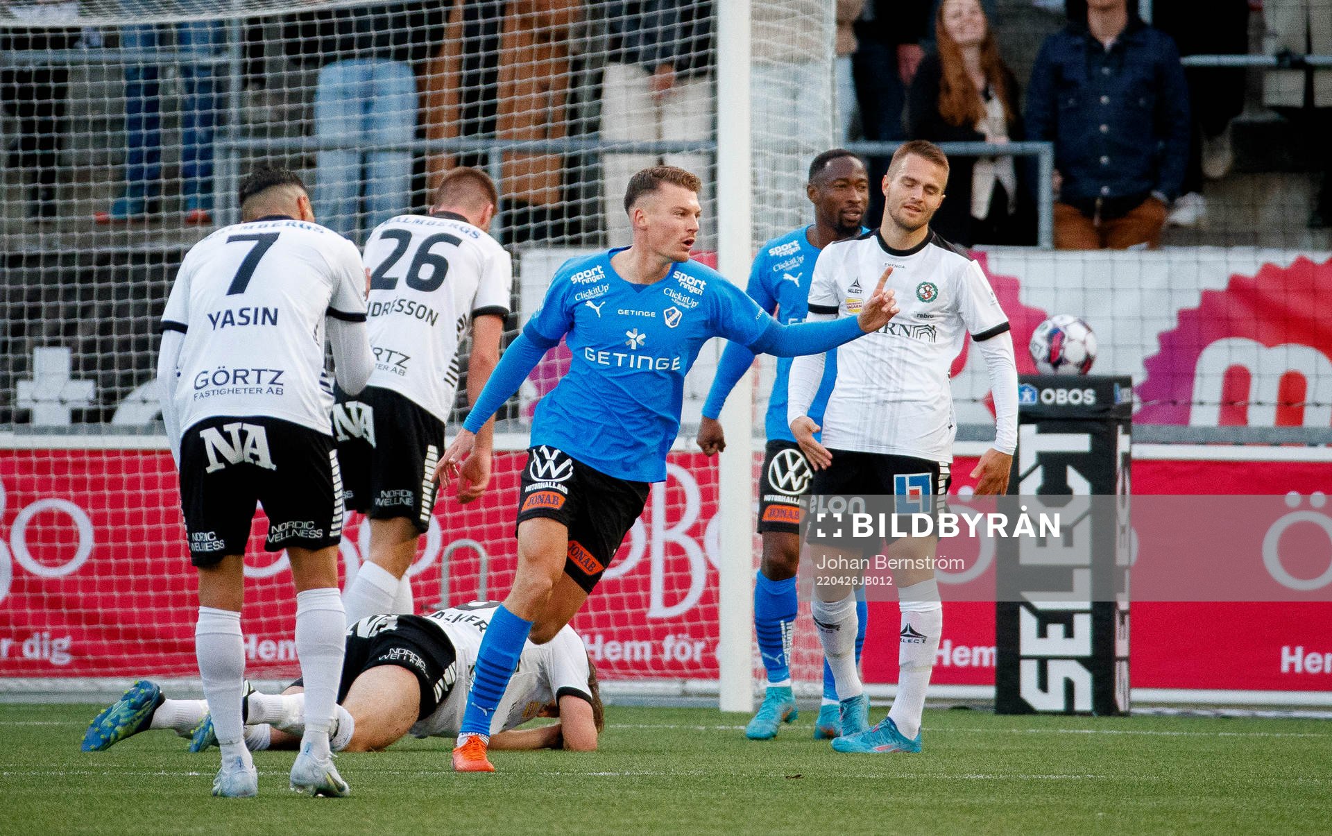 Halmstads Samuel Kroon gör 0-1 och jublar