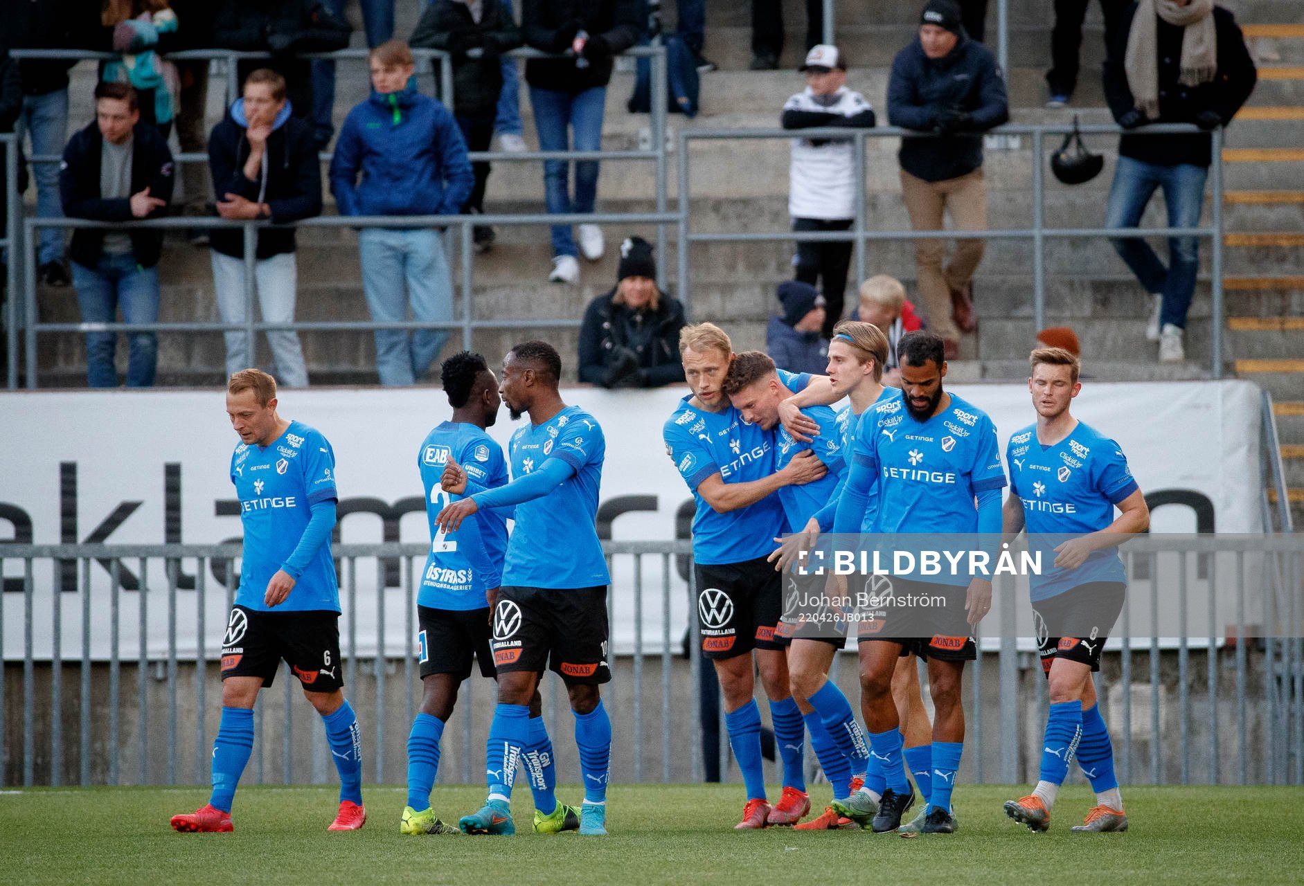 Halmstads Samuel Kroon gör 0-1 och jublar under fotbollsmatchen i Superettan mellan Örebro och Halmstad den 26 april 2022 i Örebro. 