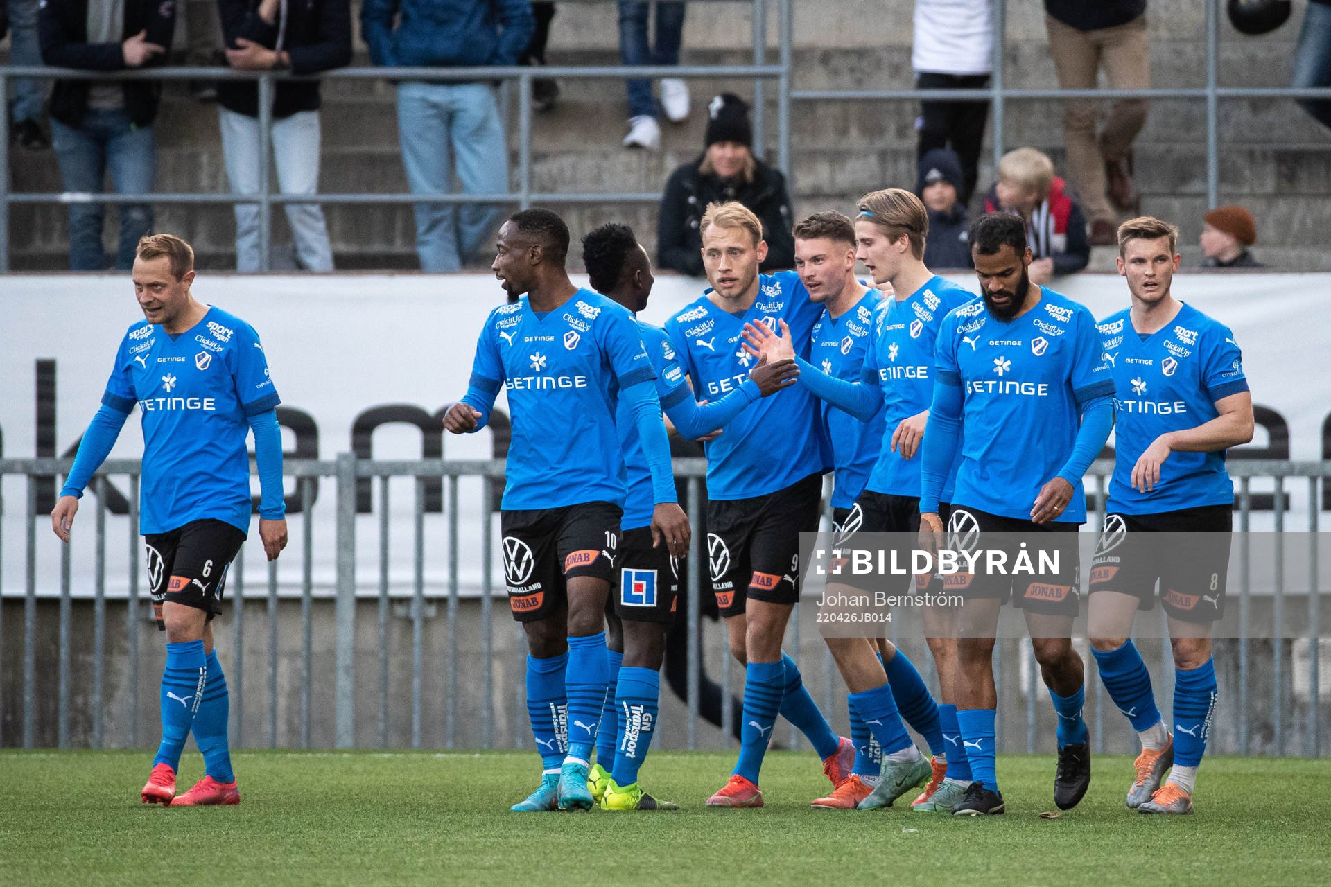 Halmstads Samuel Kroon jublar med lagkamrater efter 0-1 under fotbollsmatchen i Superettan mellan Örebro och Halmstad den 26 april 2022 i Örebro.
