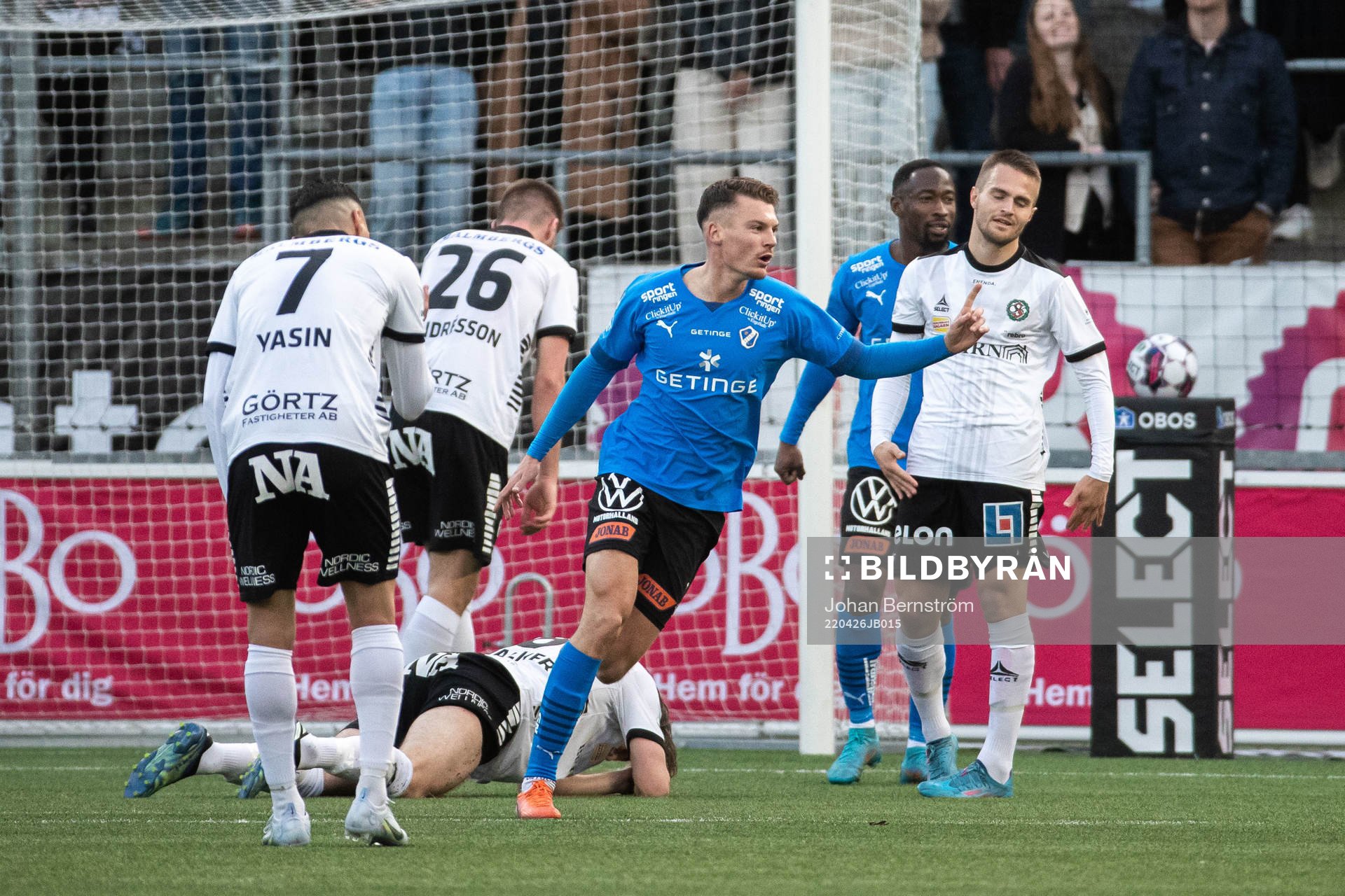 Halmstads Samuel Kroon jublar med lagkamrater
