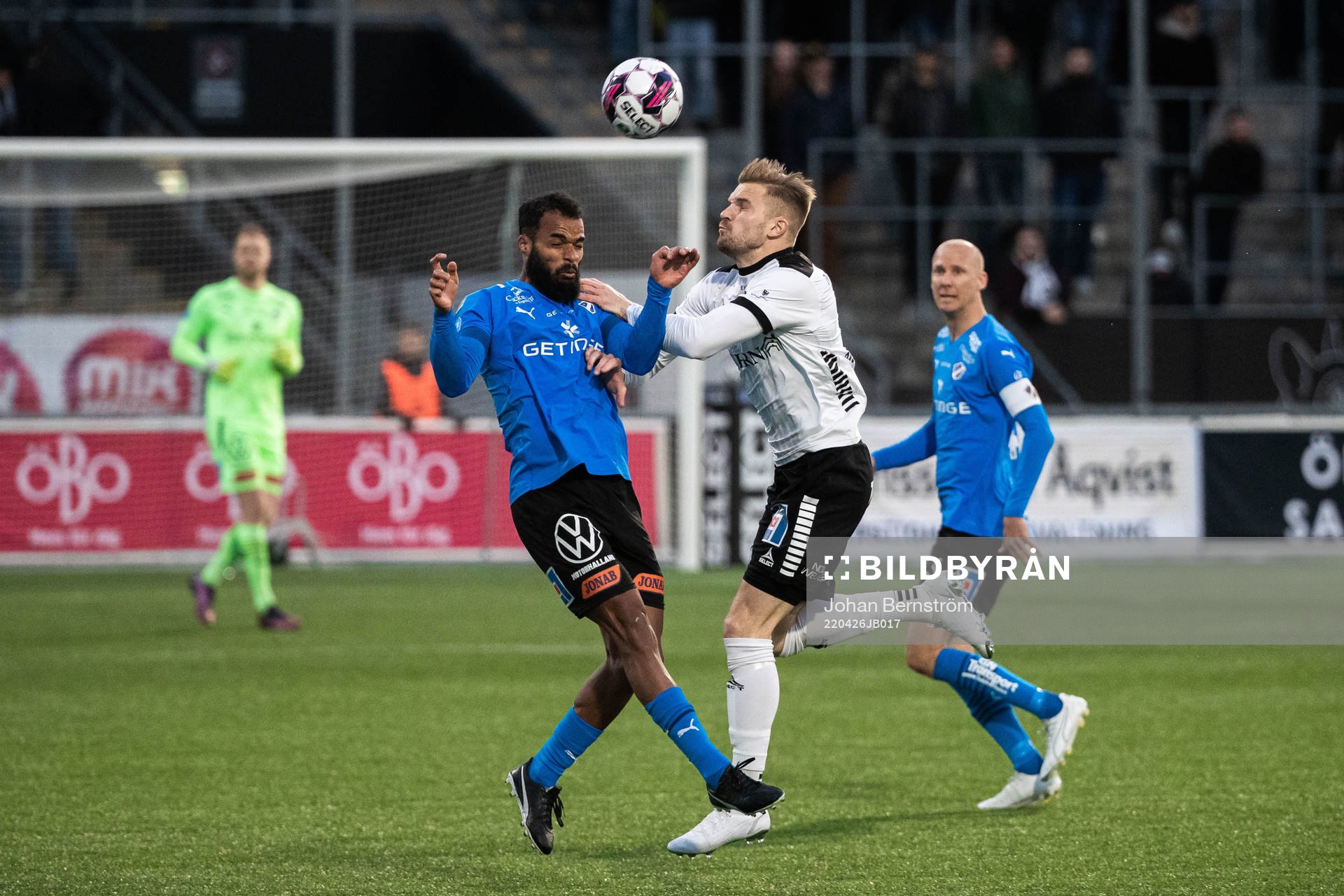 Halmstads Phil Ofosu-Ayeh och Örebros Erik Björndahl