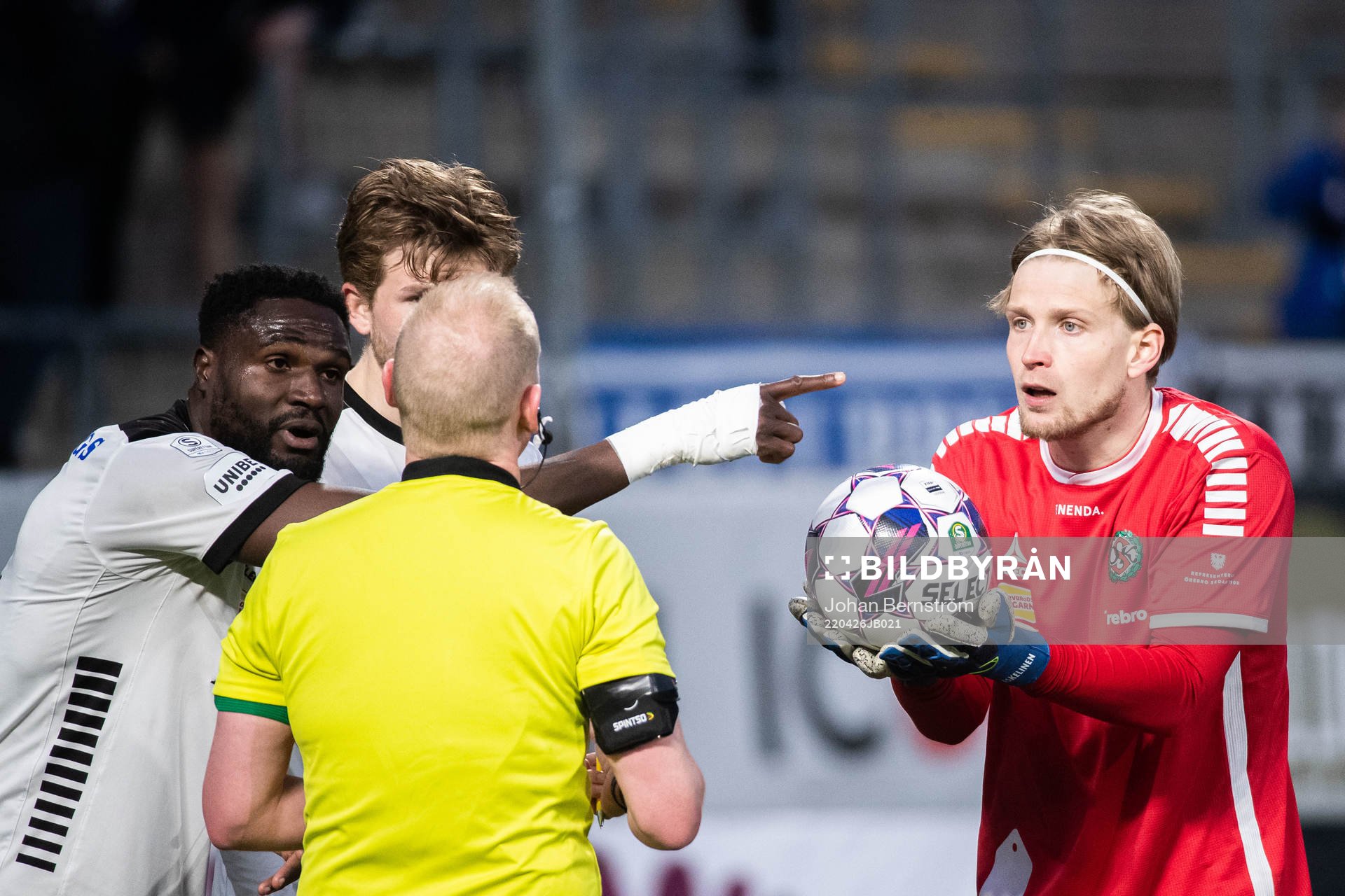 Örebros Nasiru Moro och målvakt William Eskelinen under fotbollsmatchen i Superettan mellan Örebro och Halmstad den 26 april 2022 i Örebro.
