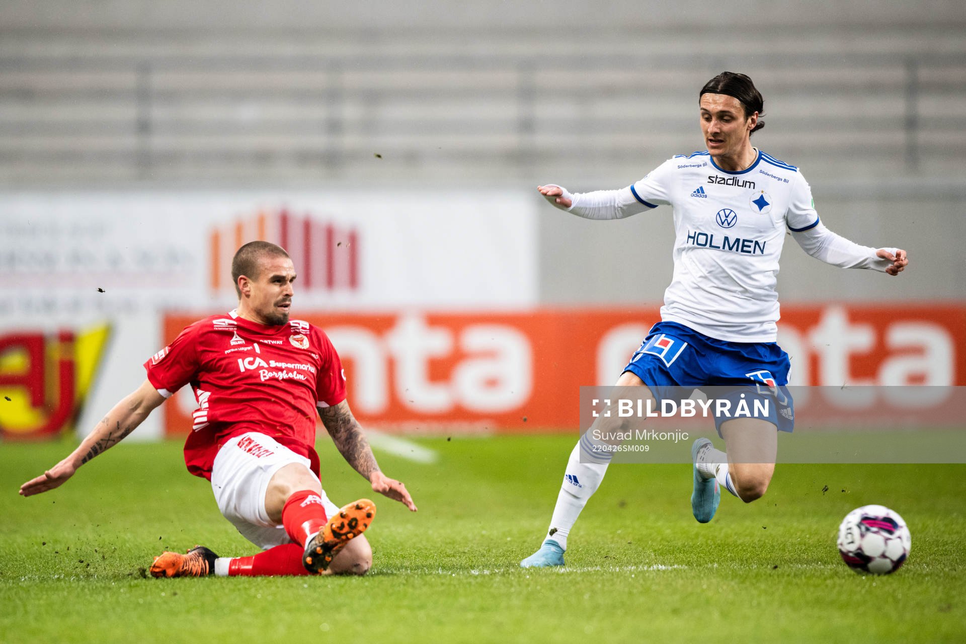 Kalmars Douglas Bergqvist och IFK Norrköpings Jonathan Levi