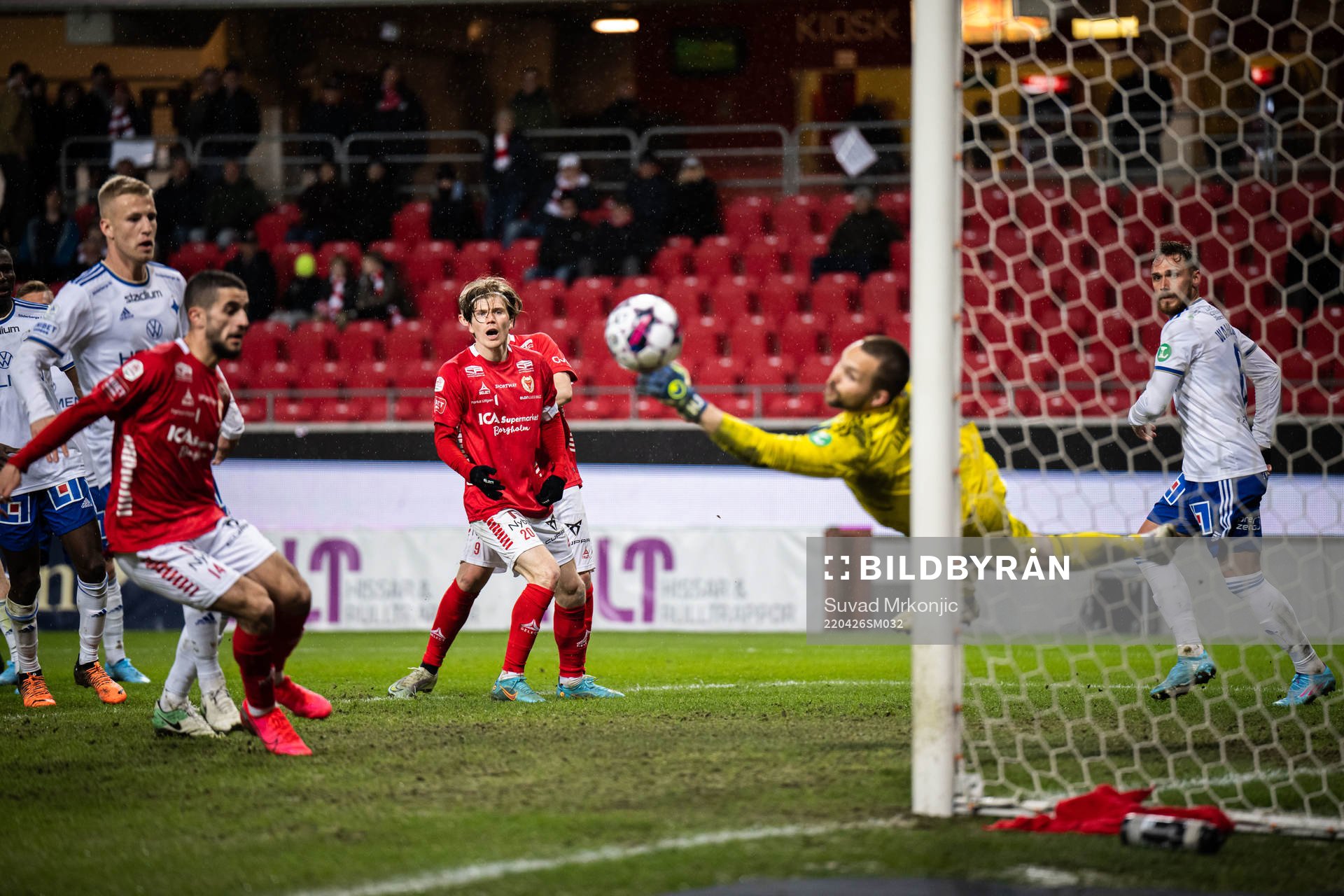 Kalmars Oliver Berg och IFK Norrköpings målvakt Oscar