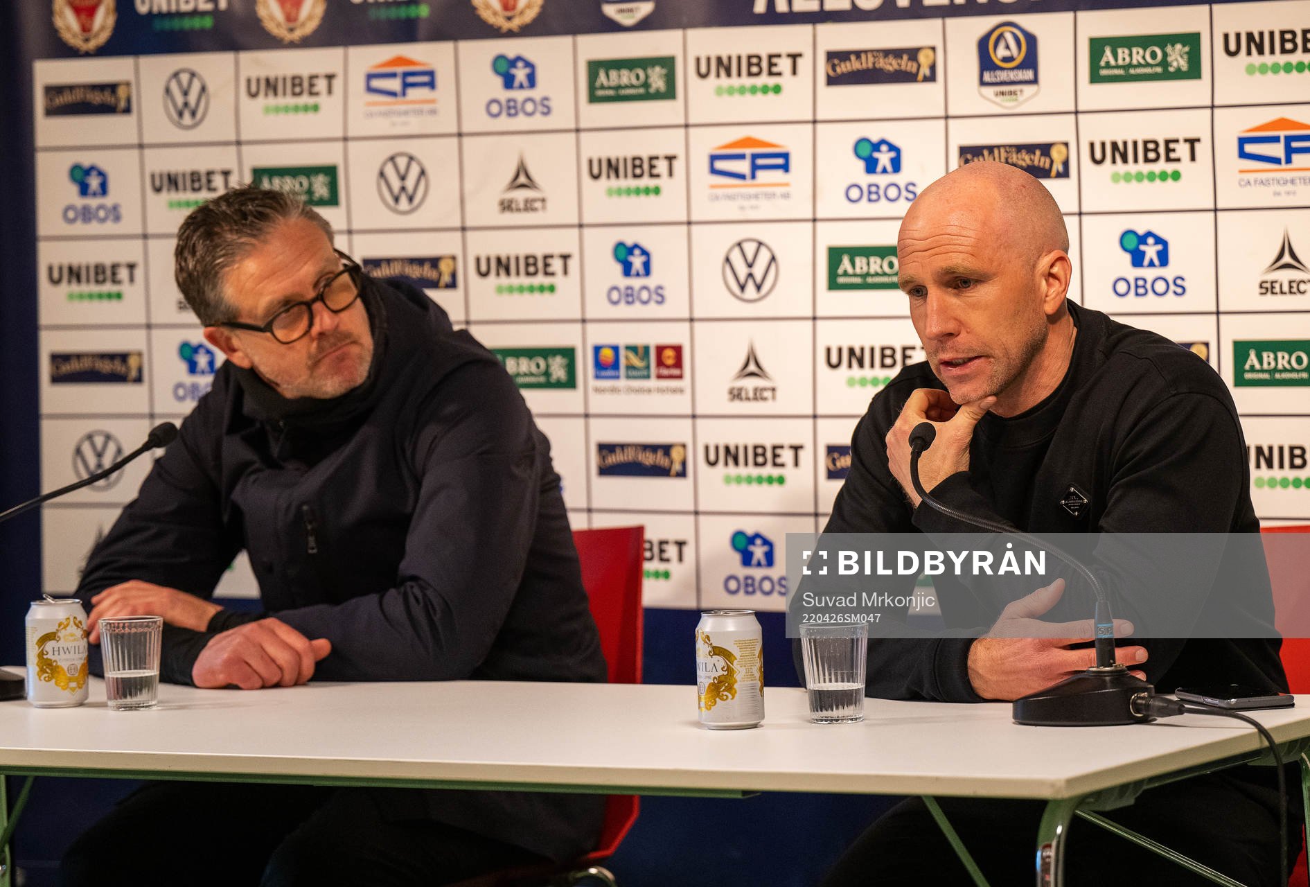 IFK Norrköpings tränare Rikard Norling och Kalmars tränare Henrik Rydström efter fotbollsmatchen i Allsvenskan mellan Kalmar och IFK Norrköping den 26 april 2022 i Kalmar. 