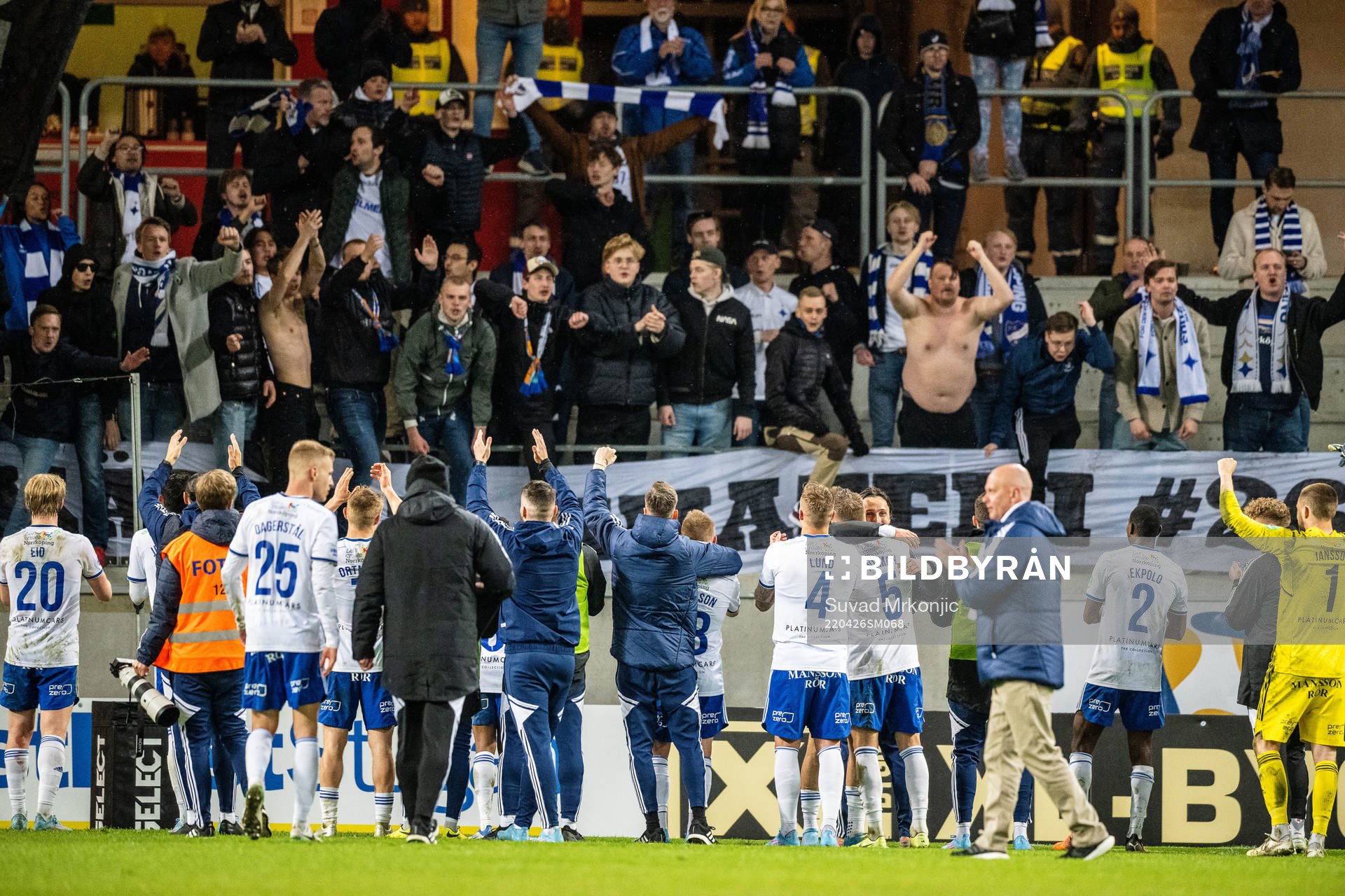 IFK Norrköpings spelare jublar med fansen efter fotbollsmatchen i Allsvenskan mellan Kalmar och IFK Norrköping den 26 april 2022 i Kalmar.