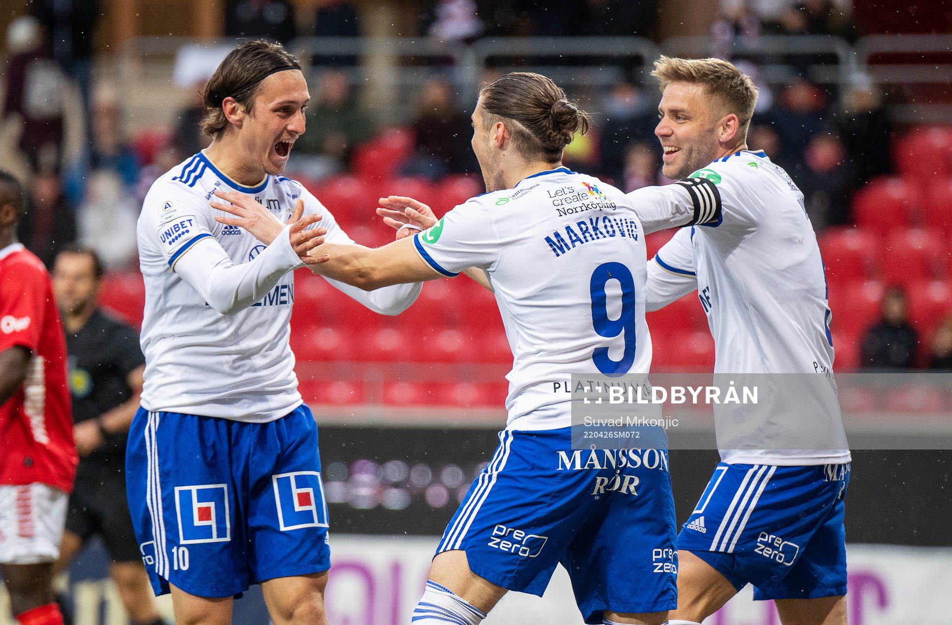 IFK Norrköpings Eman Markovic jublar efter 0-1 med Jonathan Levi under fotbollsmatchen i Allsvenskan mellan Kalmar och IFK Norrköping den 26 april 2022 i Kalmar.