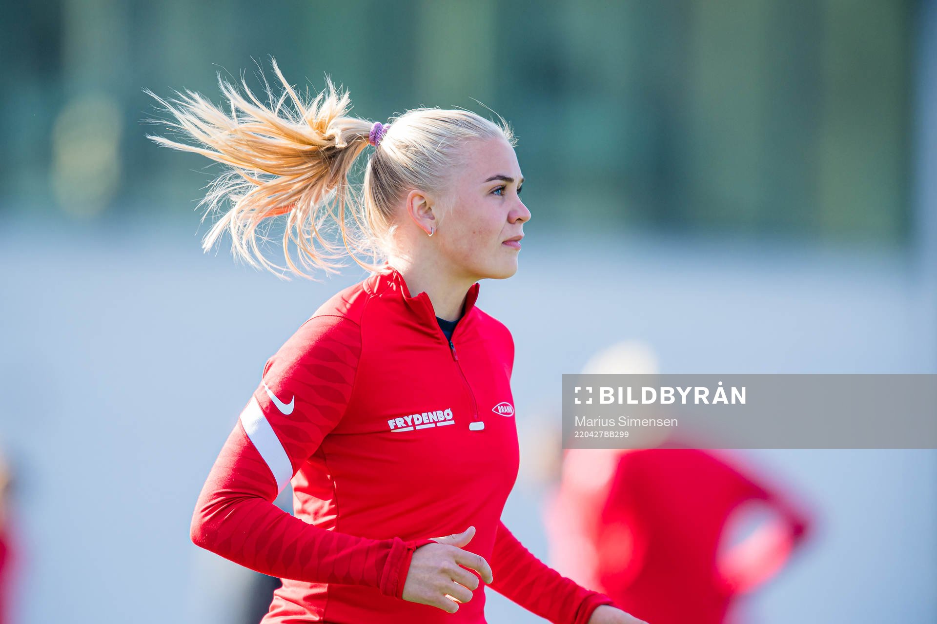 Hanne Larsen of Brann warms up