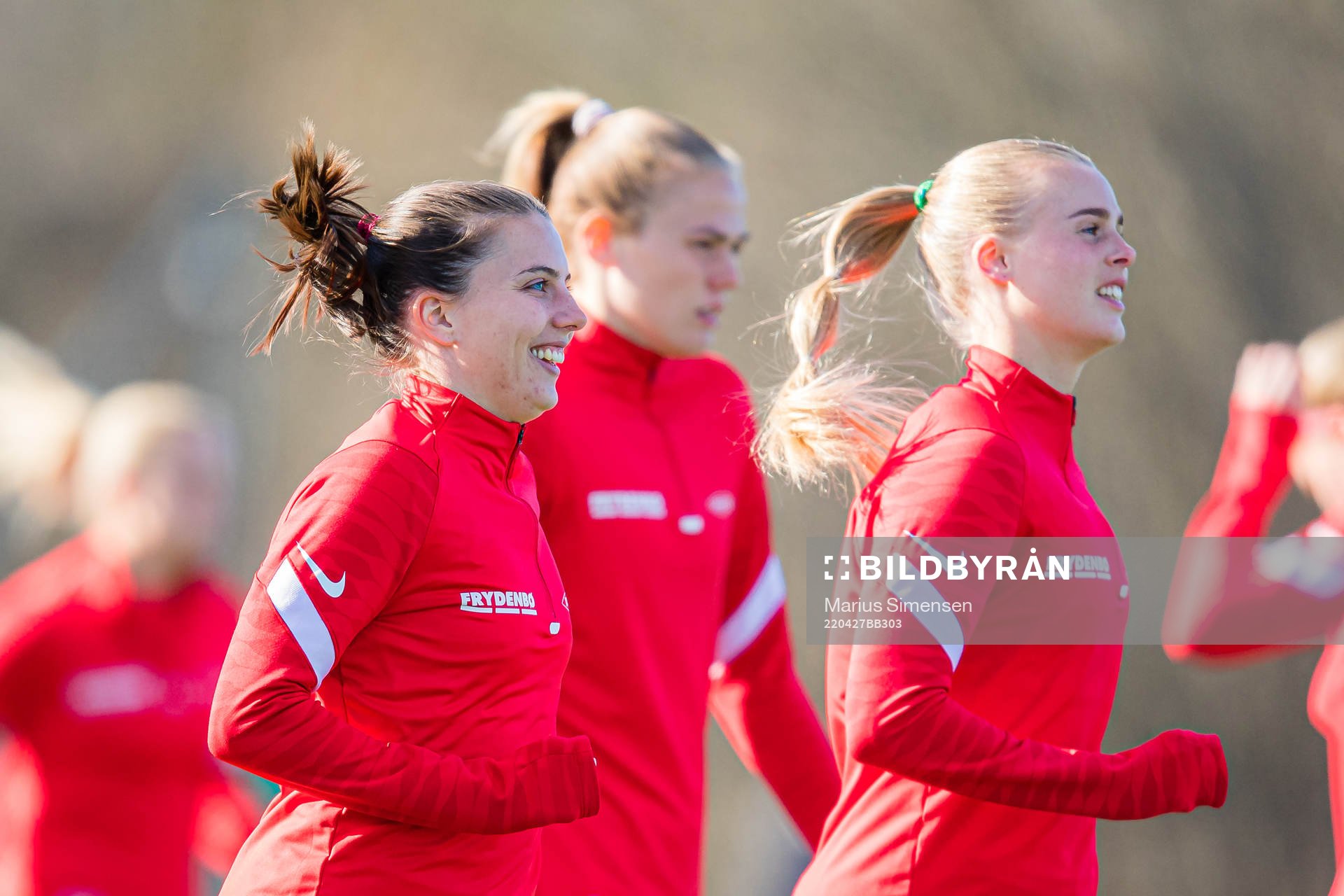 Cecilie Redisch Kvamme of Brann warms up
