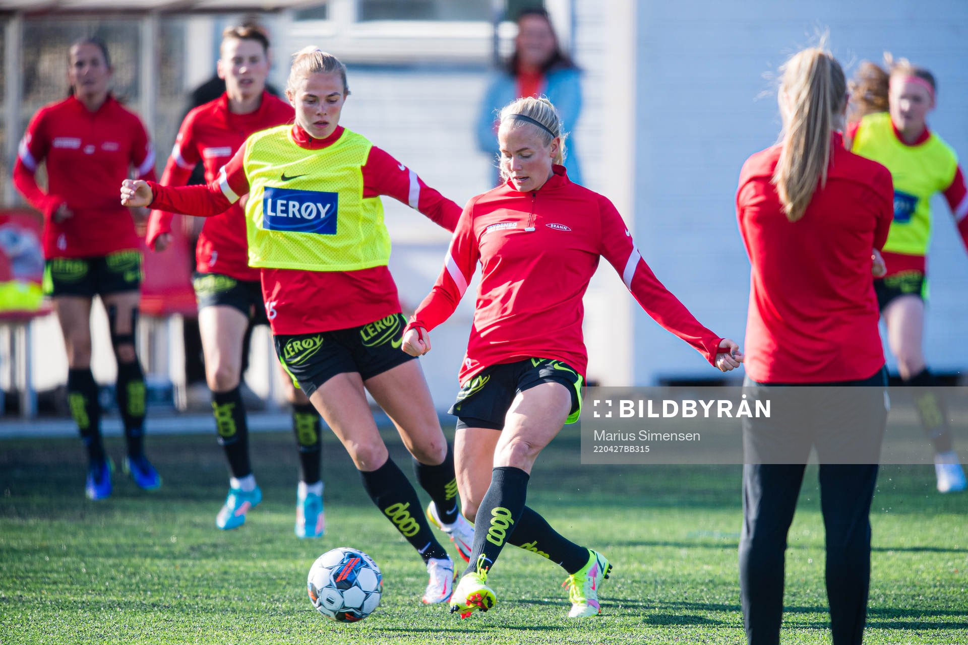 Guro Bergsvand of Brann warms up