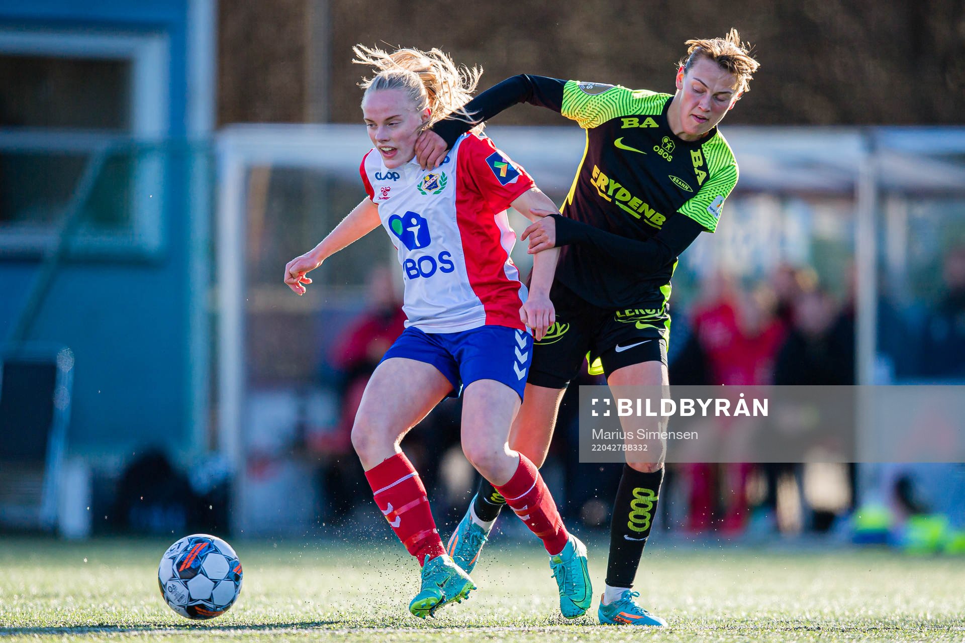 Kamilla Melgård of Lyn and Rakel Engesvik of Brann