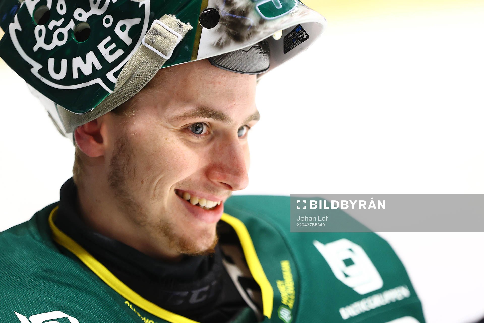 Björklövens målvakt Claes Endre värmer upp