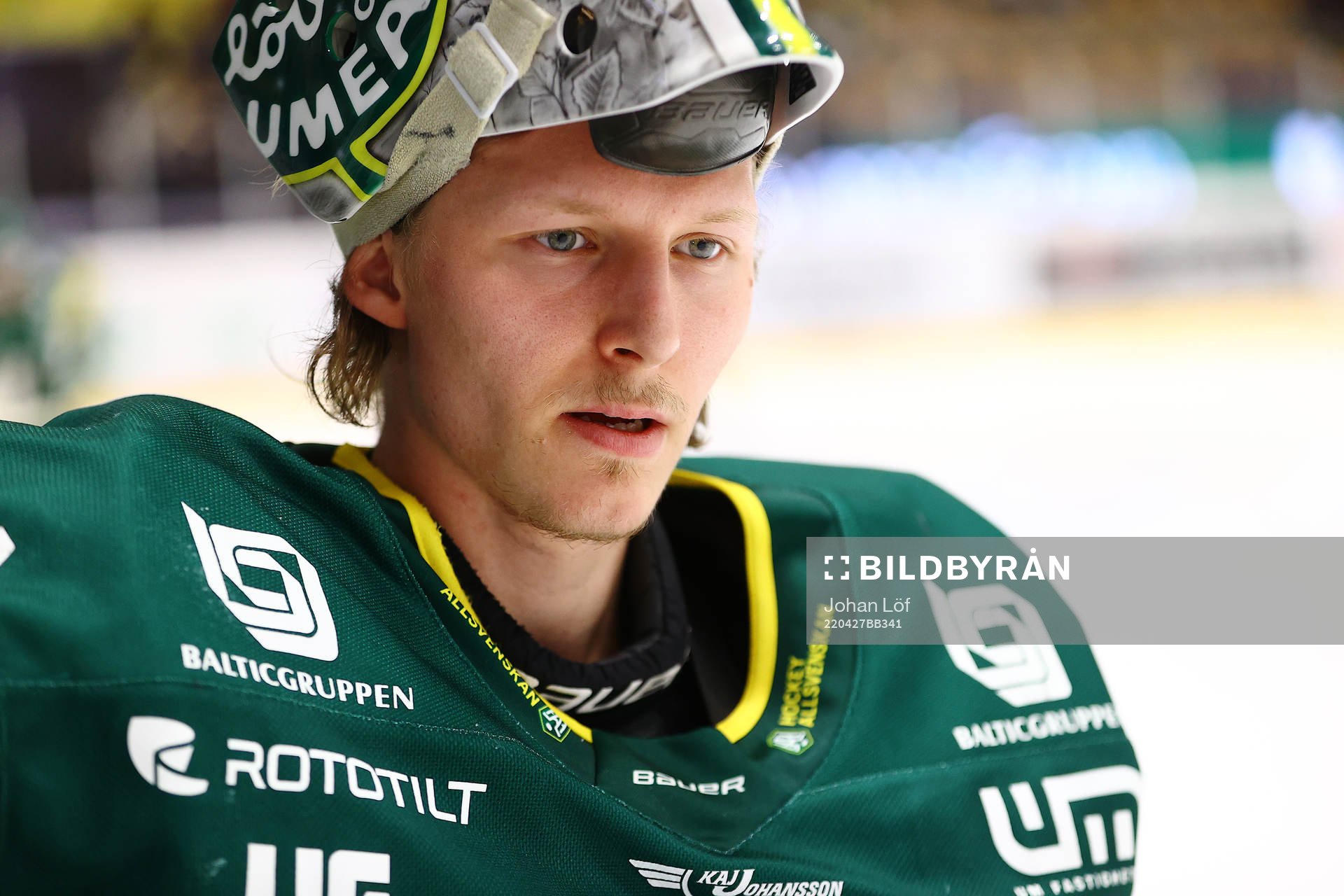Björklövens målvakt Joona Voutilainen värmer upp