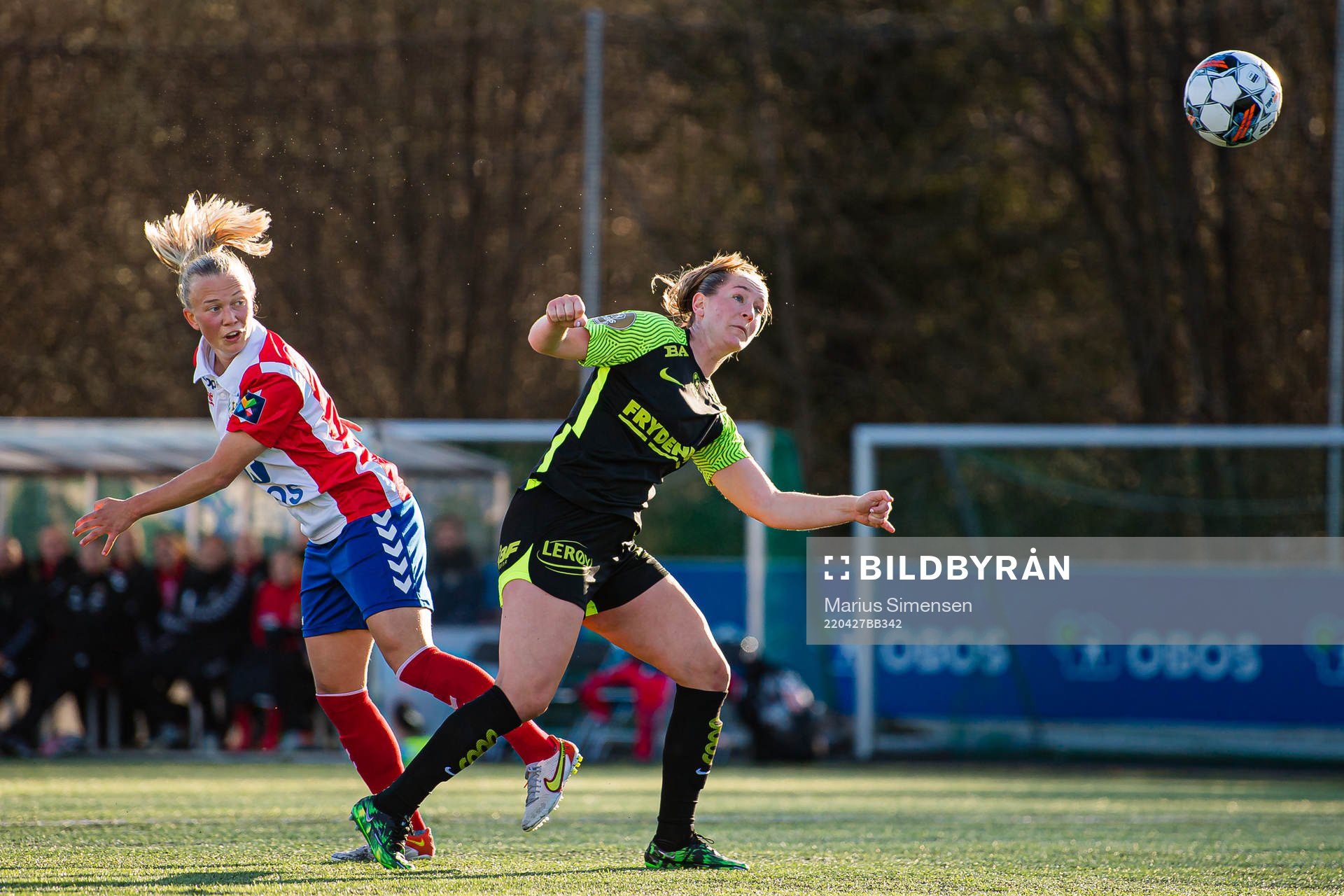 Emilie Bølviken of Lyn and Elisabeth Terland of Brann