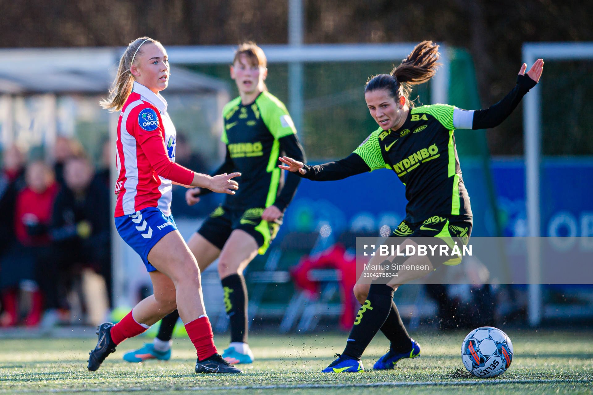 Julie Aune Jorde of Lyn and Tuva Hansen of Brann