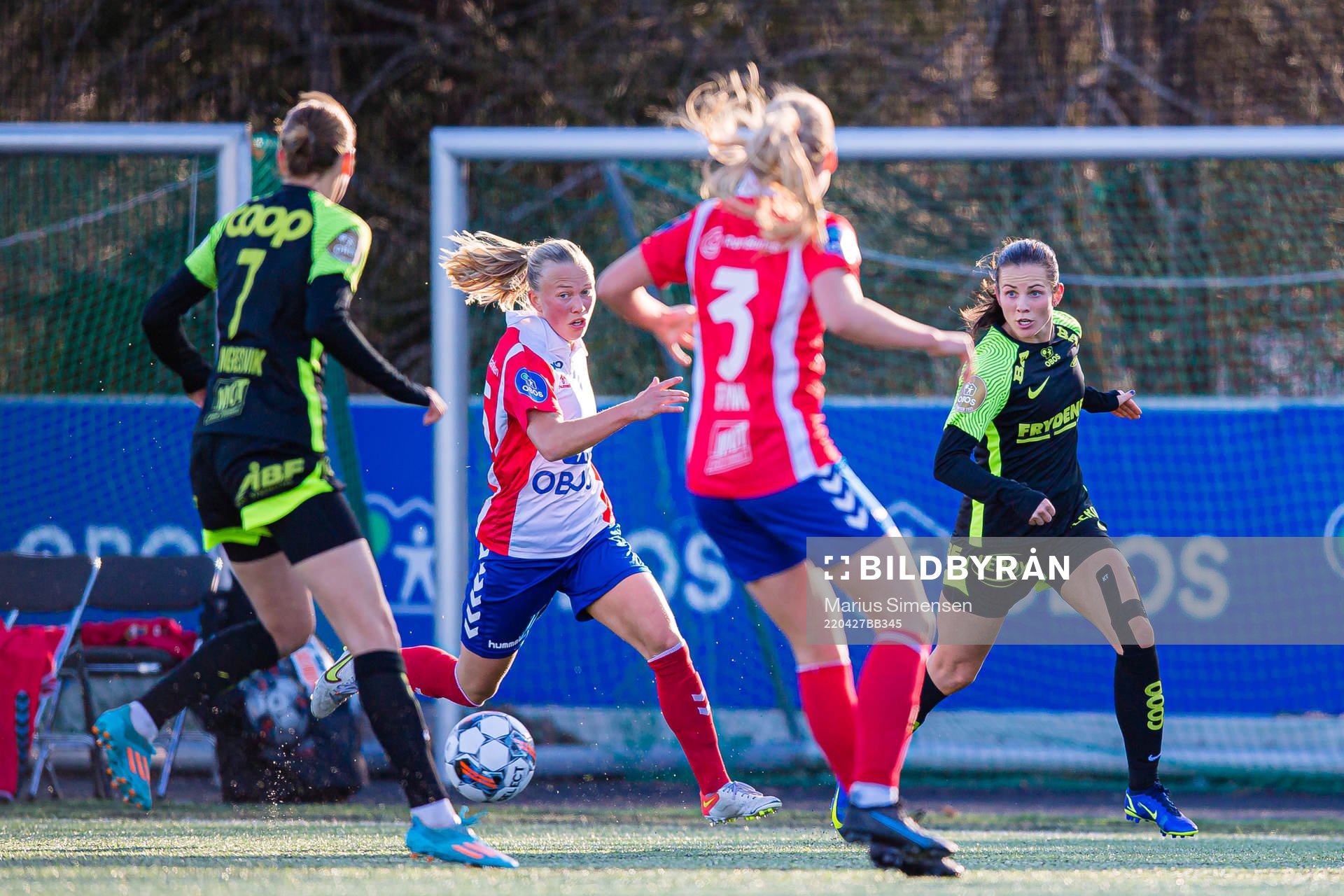 Emilie Bølviken of Lyn and Tuva Hansen of Brann