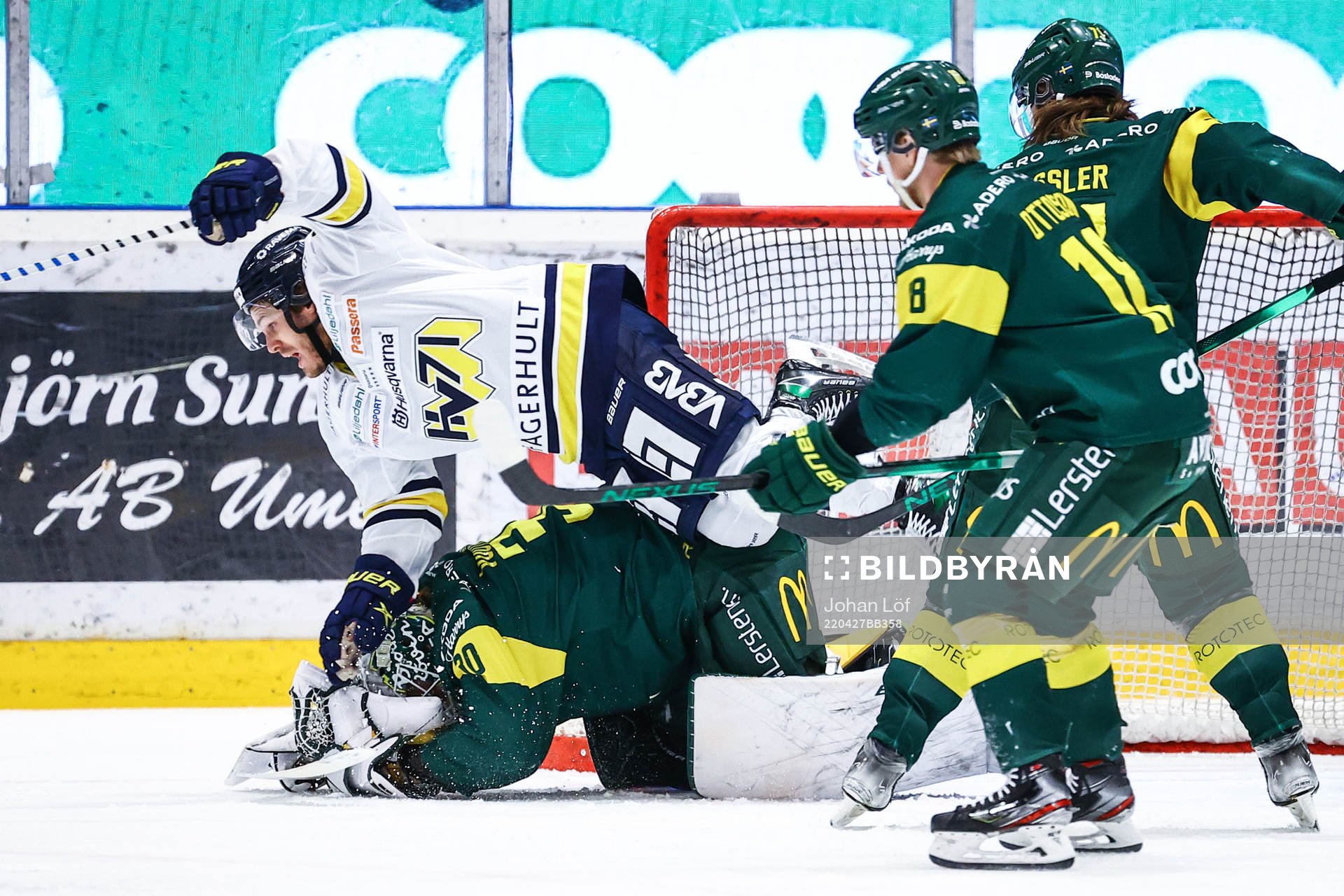s Tyler Kelleher och Björklövens målvakt Joona