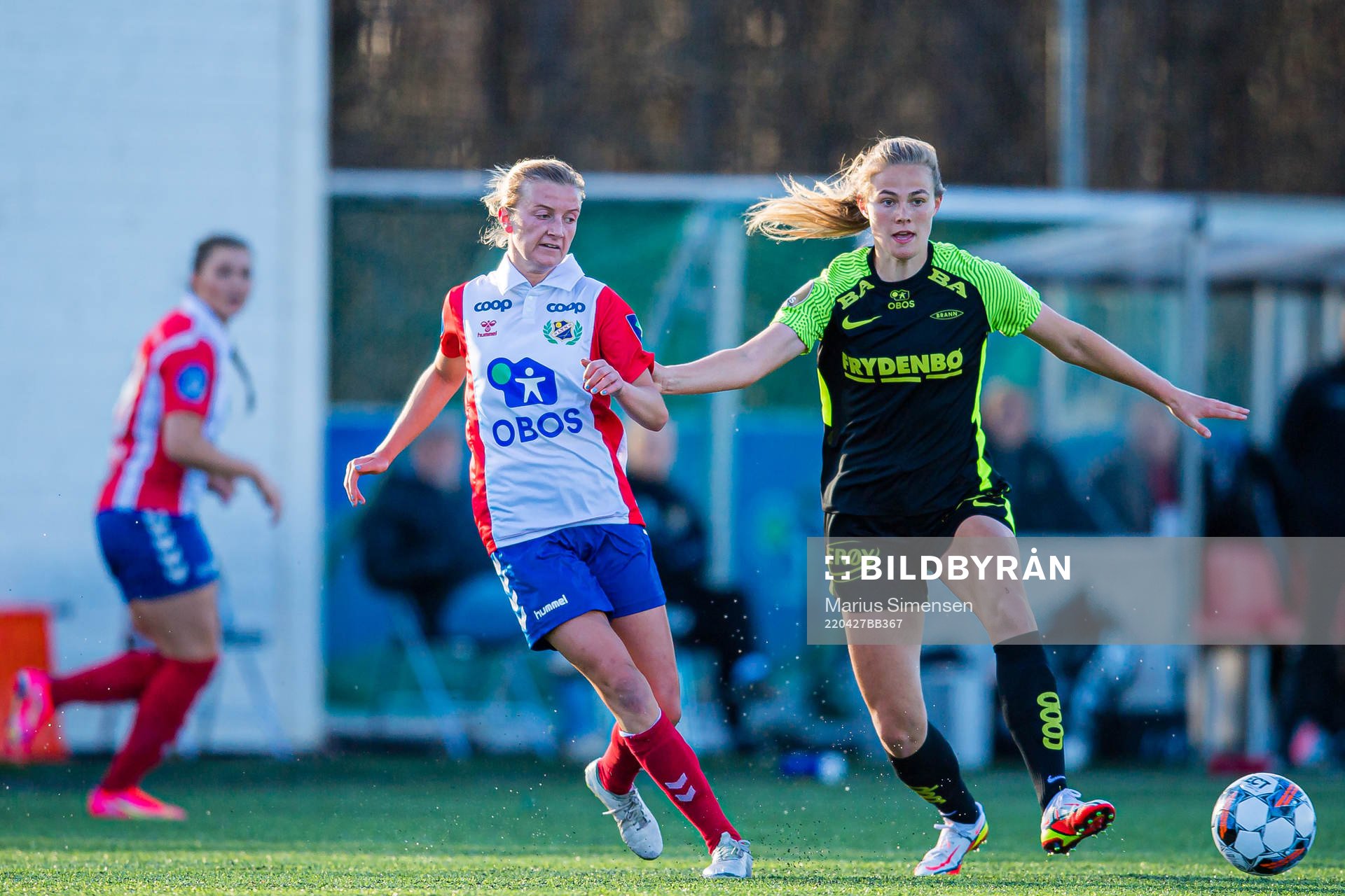 Kristin Holmen of Lyn and Marthine Østenstad of Brann