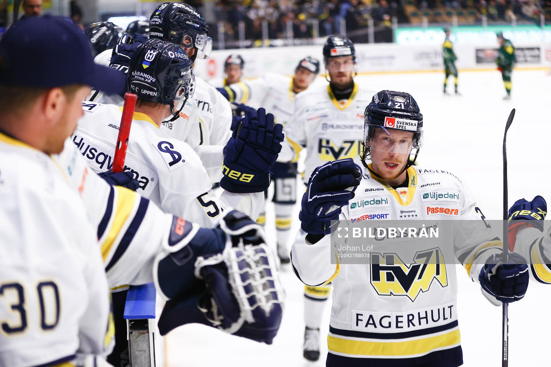 s Myles Powell jublar