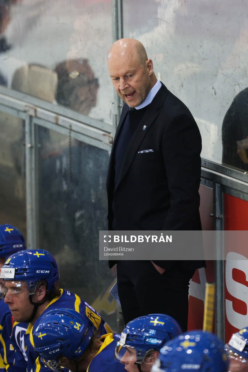 assistant coach Marcus Ragnarsson of Sweden