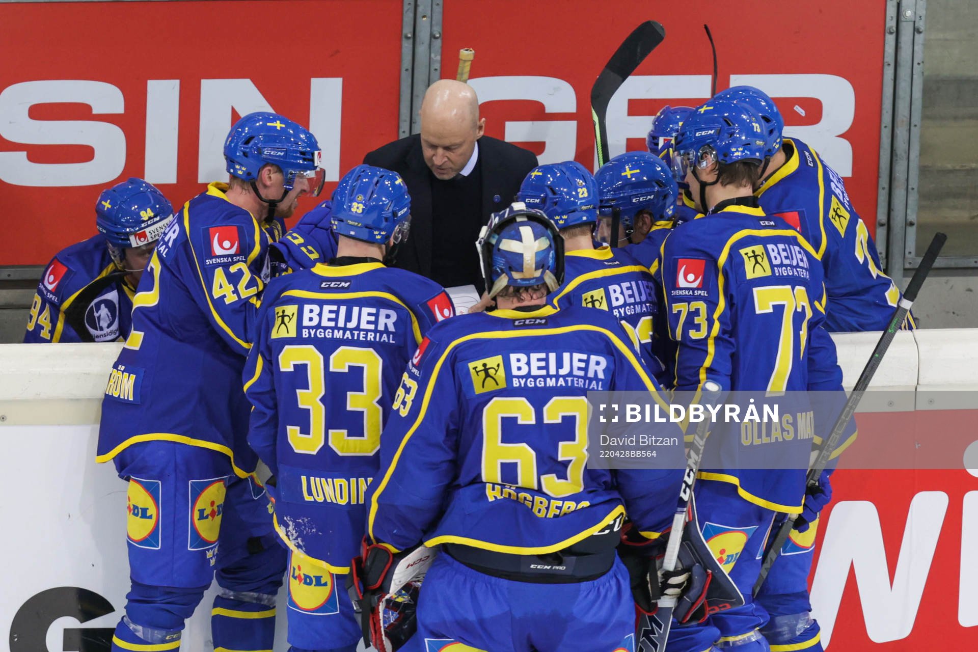 Players and assistant coach Marcus Ragnarsson of Sweden at