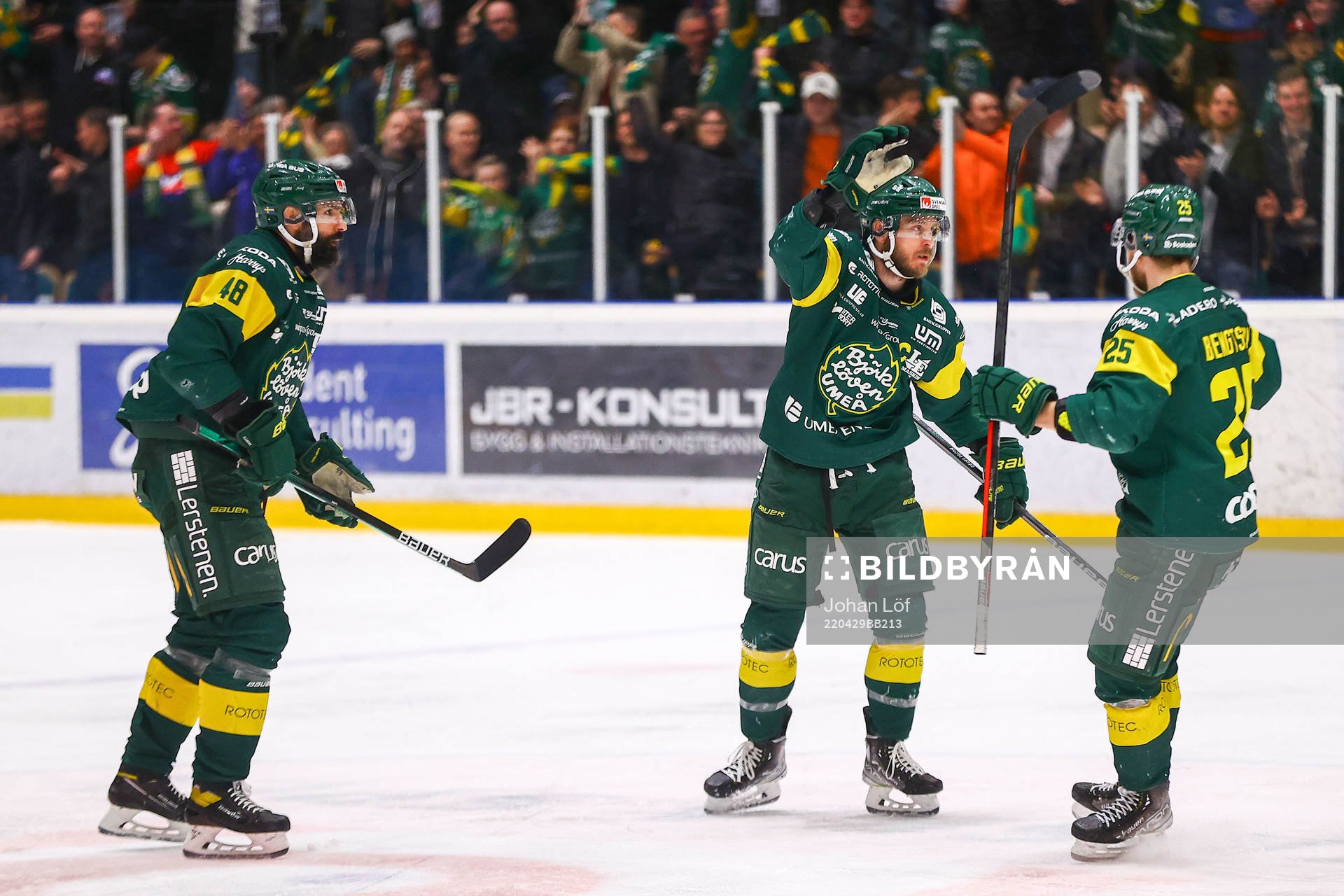 Björklövens Fredric Andersson jublar med lagkamrater