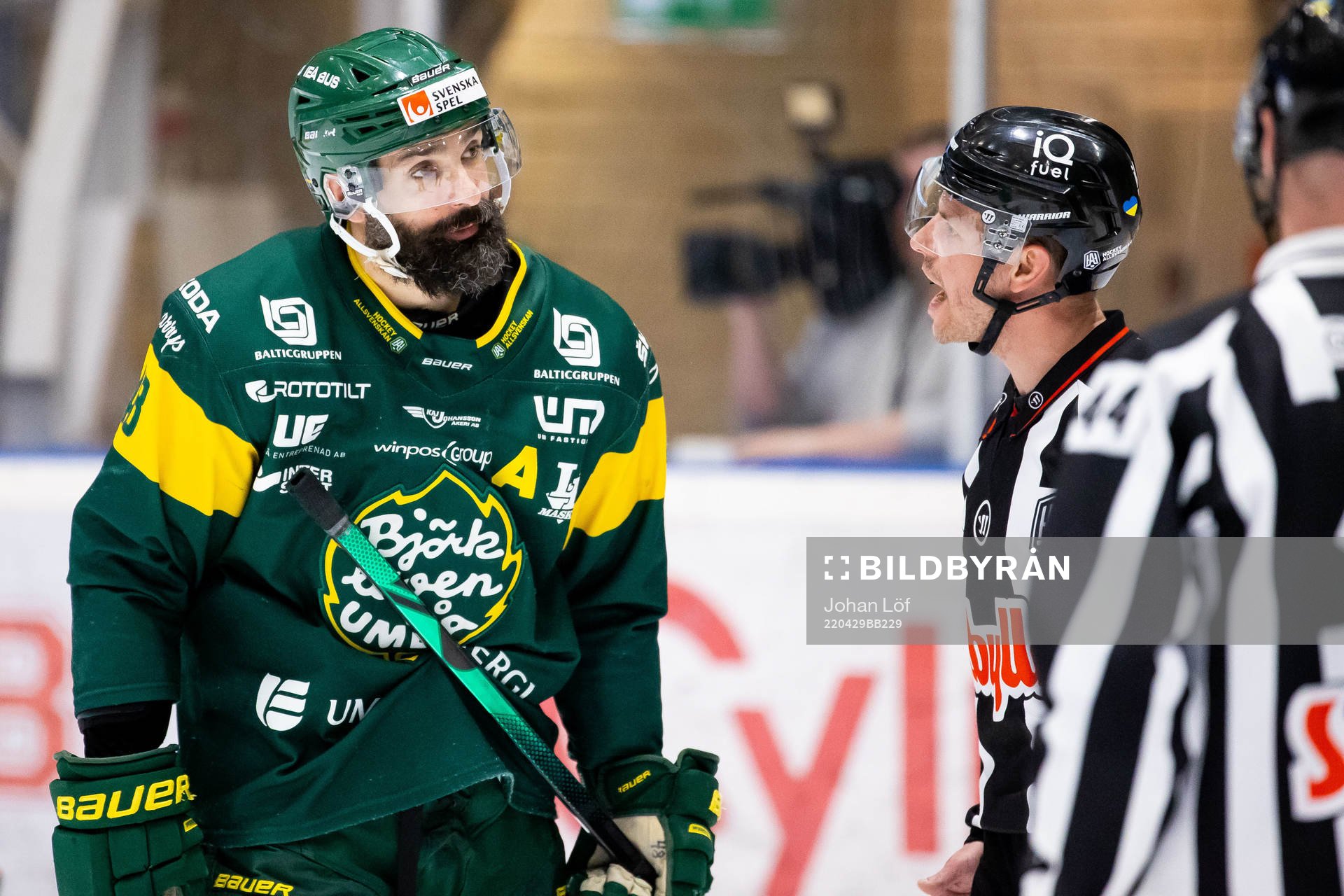 Björklövens Daniel Rahimi pratar med domaren