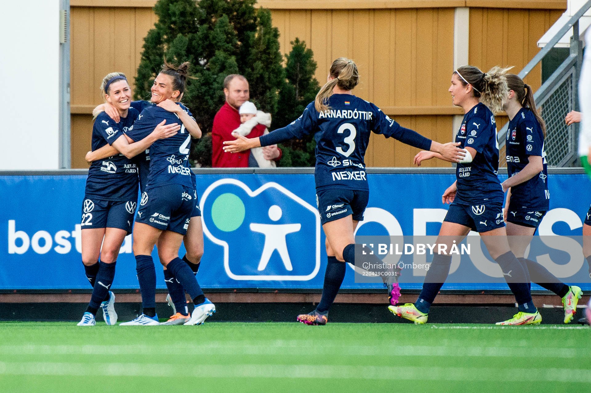 Rosengårds Olivia Schough jublar med lagkamraterna efter 4-1 under fotbollsmatchen i Damallsvenskan mellan FC Rosengård och Hammarby den 29 april 2022 i Malmö.