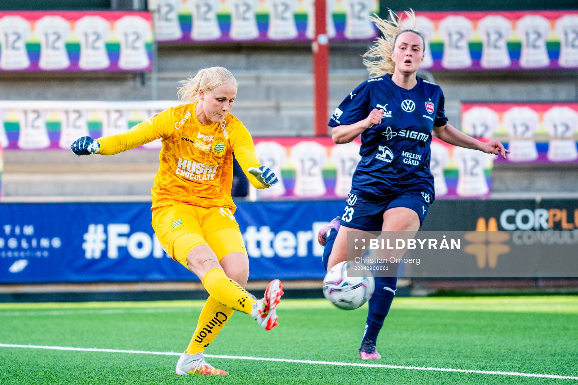 Hammarbys målvakt Kathrine Larsen mot Rosengårds Stefanie Sanders under fotbollsmatchen i Damallsvenskan mellan FC Rosengård och Hammarby den 29 april 2022 i Malmö.