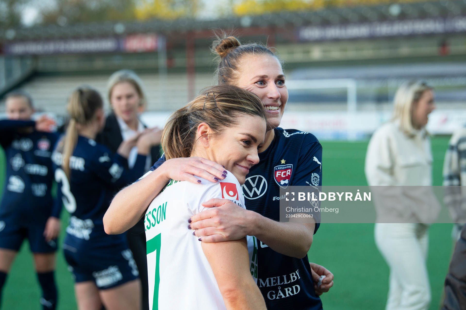 Rosengårds Emma Berglund kramar om Hammarbys Hanna