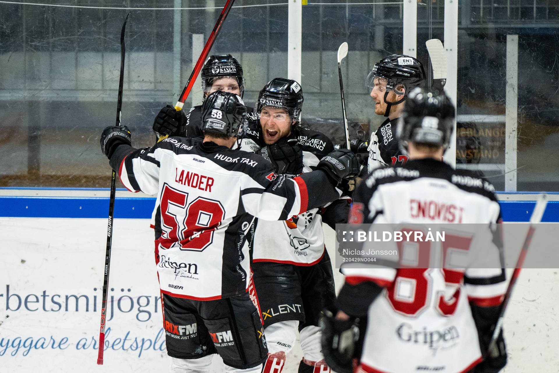 Hudiksvalls Johan Lindholm jublar med lagkamrater