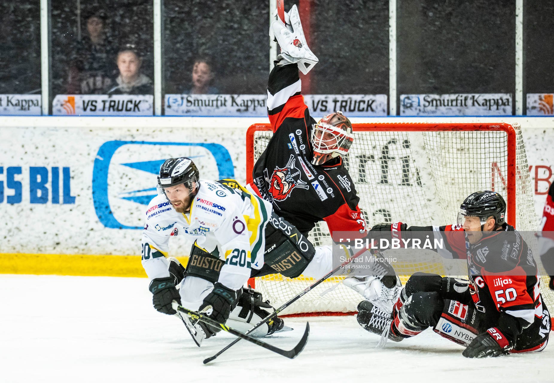Östersunds Henrik Marklund och Nybros målvakt Robin