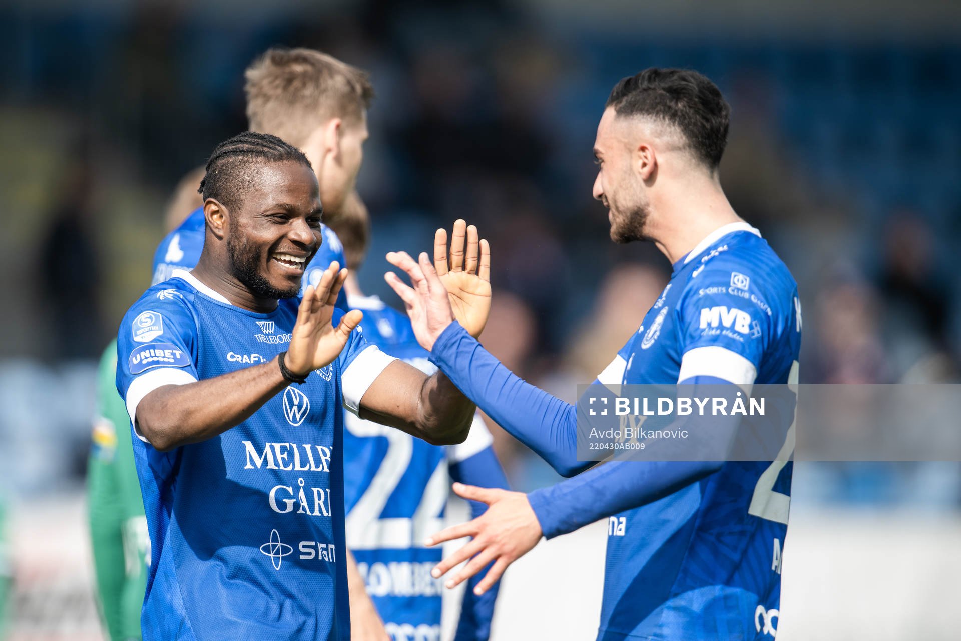 Trelleborgs Henry Offia och Simon Amin jublar efter 2-0 under fotbollsmatchen i Superettan mellan Trelleborg och Brage den 30 april 2022 i Trelleborg.