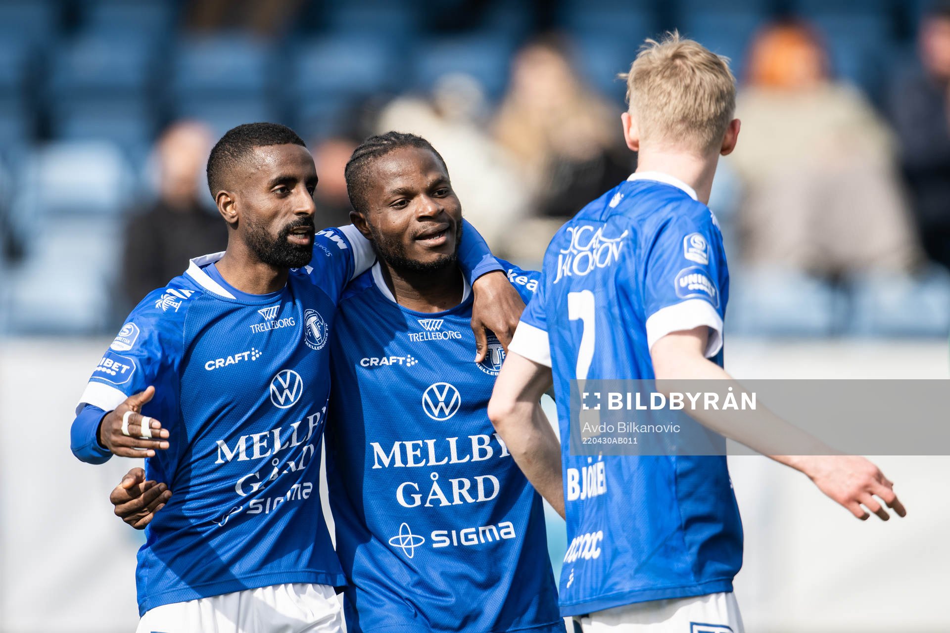 Trelleborgs Henry Offia och Mikko Viitikko jublar efter 2-0 under fotbollsmatchen i Superettan mellan Trelleborg och Brage den 30 april 2022 i Trelleborg.