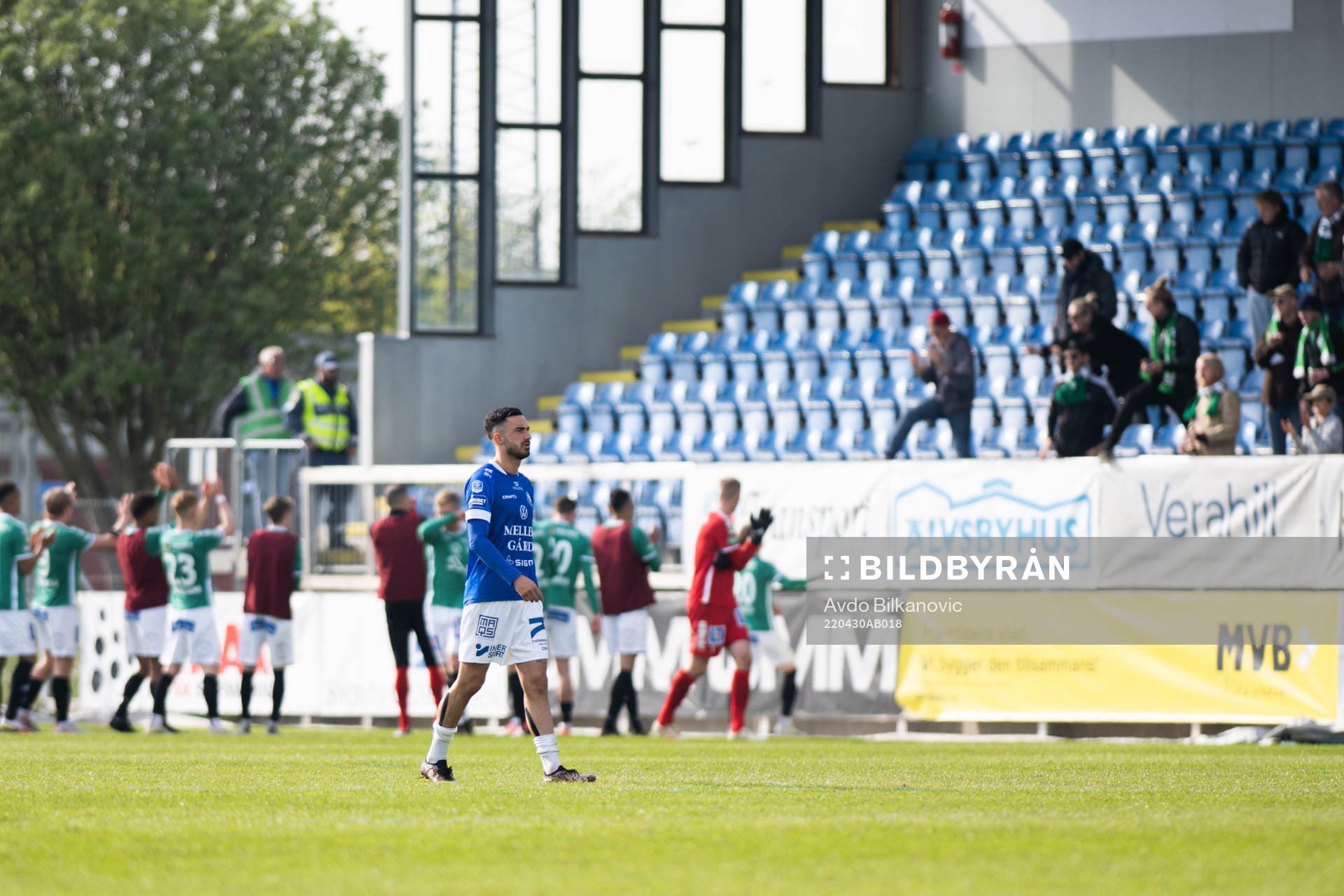 Trelleborgs Tom Wassholm deppar medan Brages spelare jublar