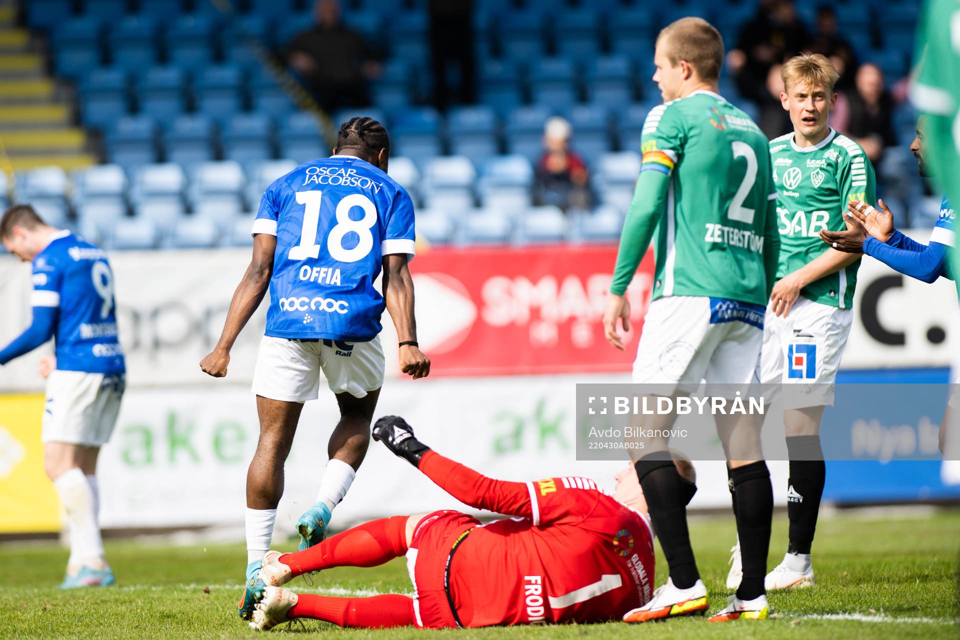 Trelleborgs Henry Offia jublar medan Brages målvakt Viktor