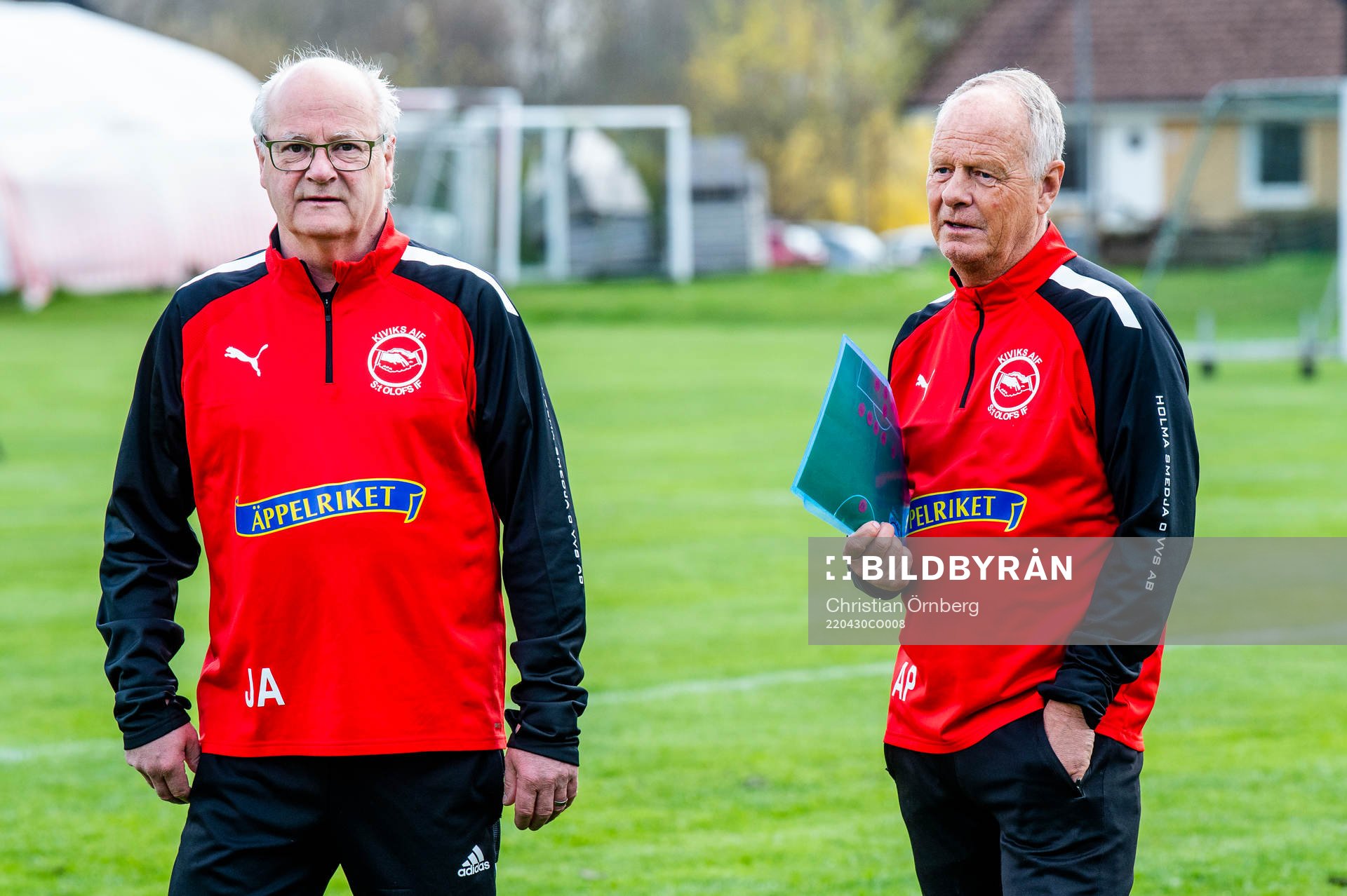 t Olofs IF /Kiviks ordförande och assisterande tränare