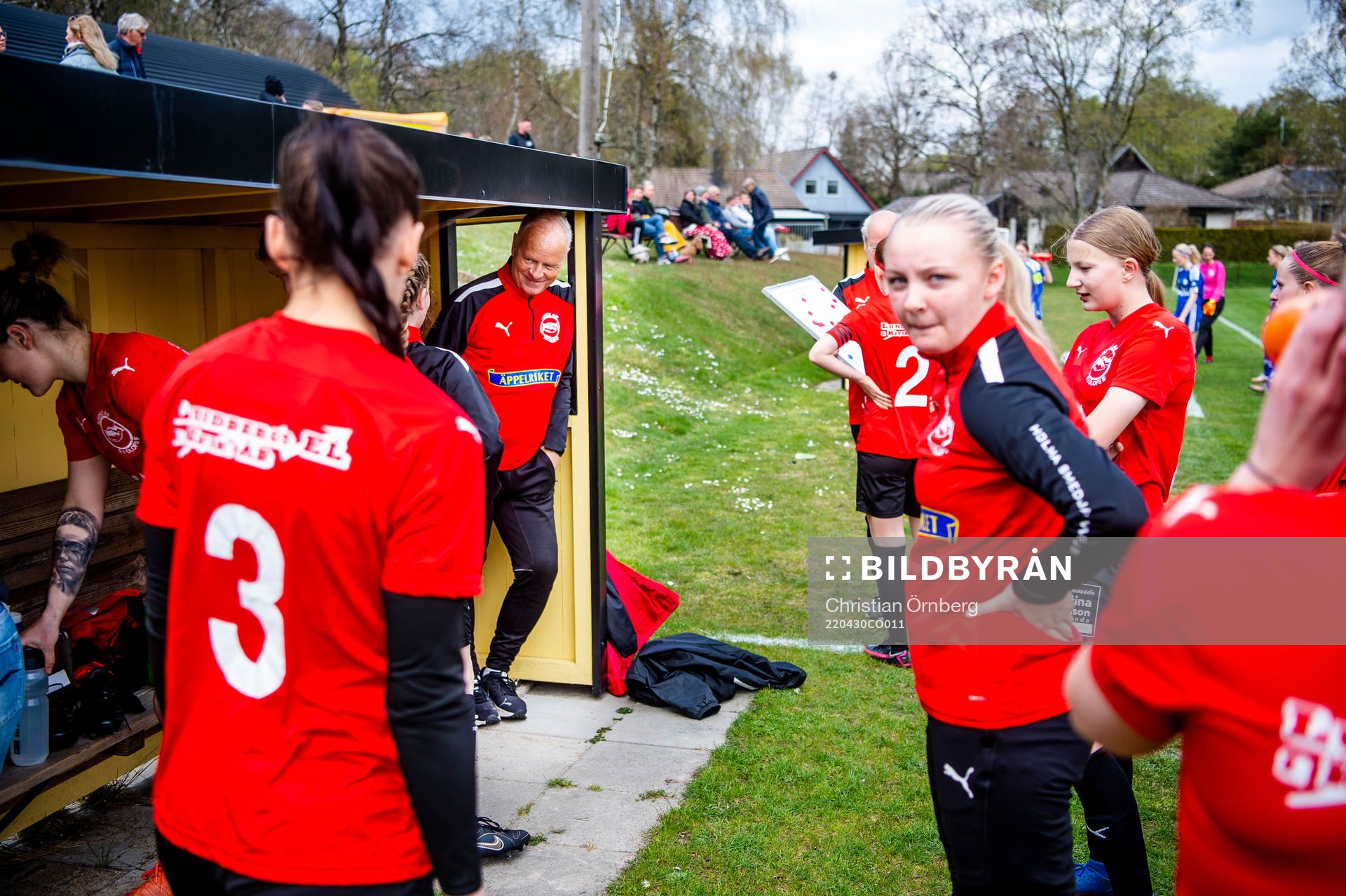 t Olofs IF /Kiviks tränare Anders Palmér med spelarna