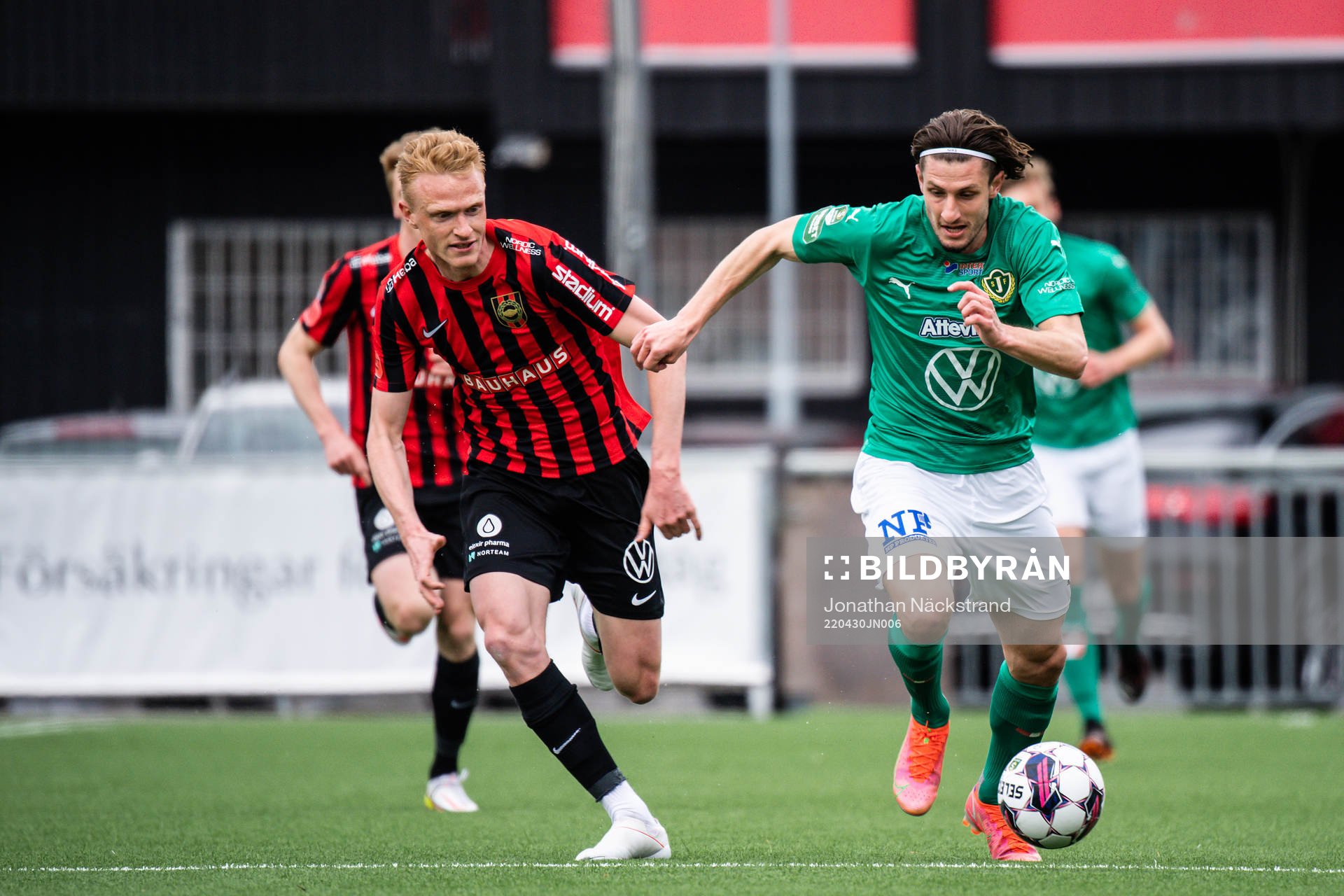 Brommapojkarnas Nicklas Maripuu och Jönköpings Adnan Maric under fotbollsmatchen i Superettan mellan Brommapojkarna och Jönköpings Södra den 30 april 2022 i Stockholm.