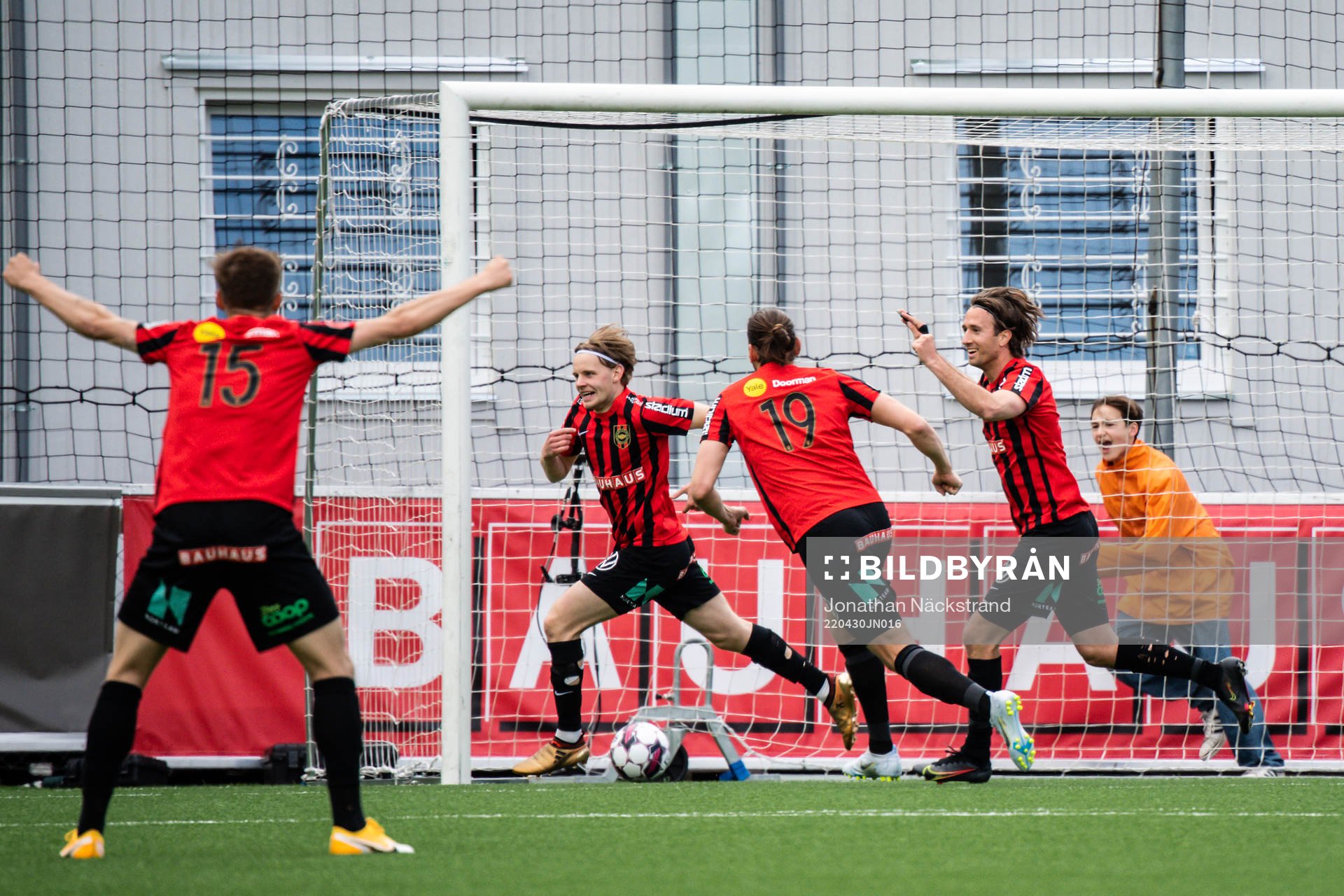 Brommapojkarnas Oscar Pettersson jublar efter 2-1 under fotbollsmatchen i Superettan mellan Brommapojkarna och Jönköpings Södra den 30 april 2022 i Stockholm.