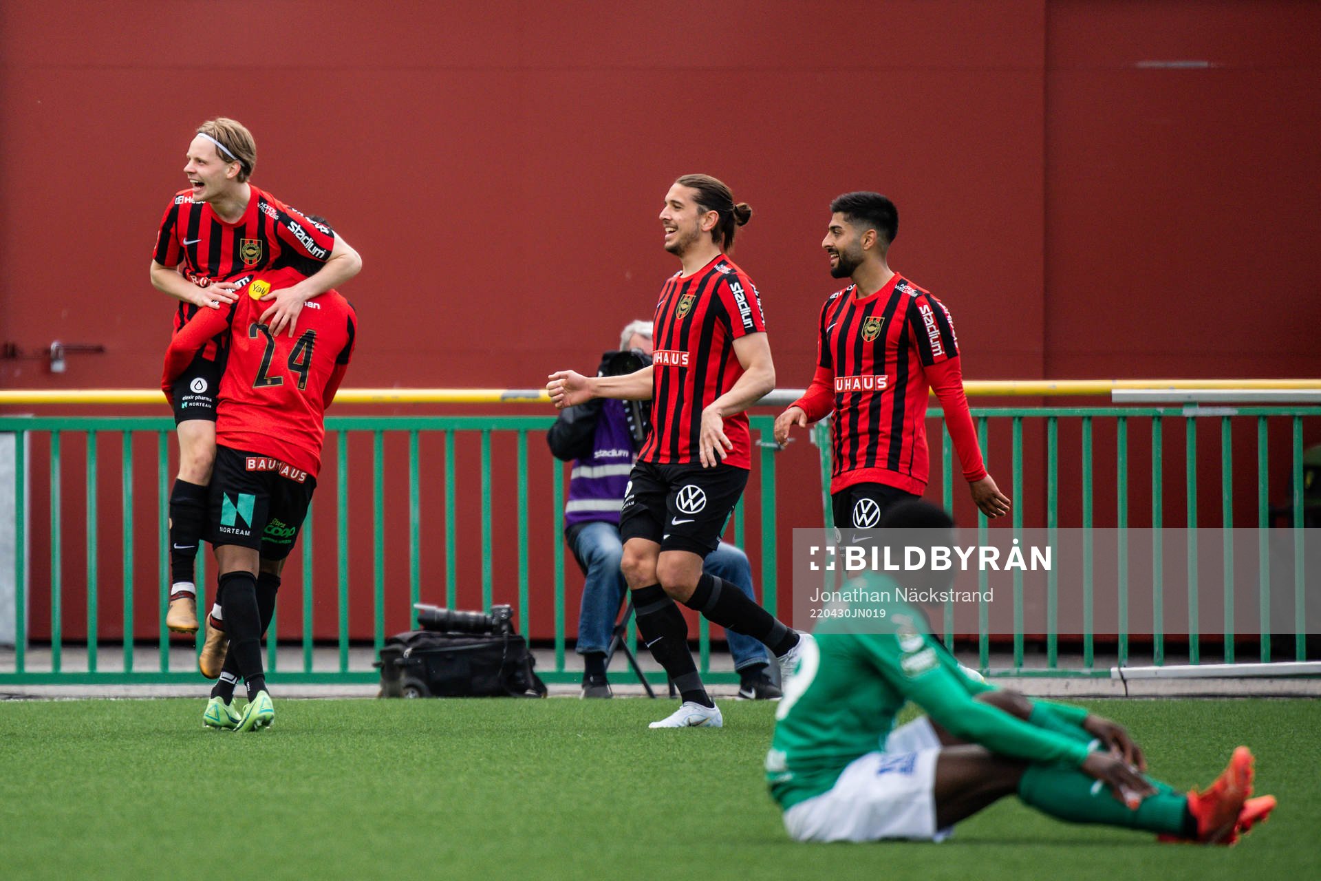 Brommapojkarnas Oscar Pettersson jublar