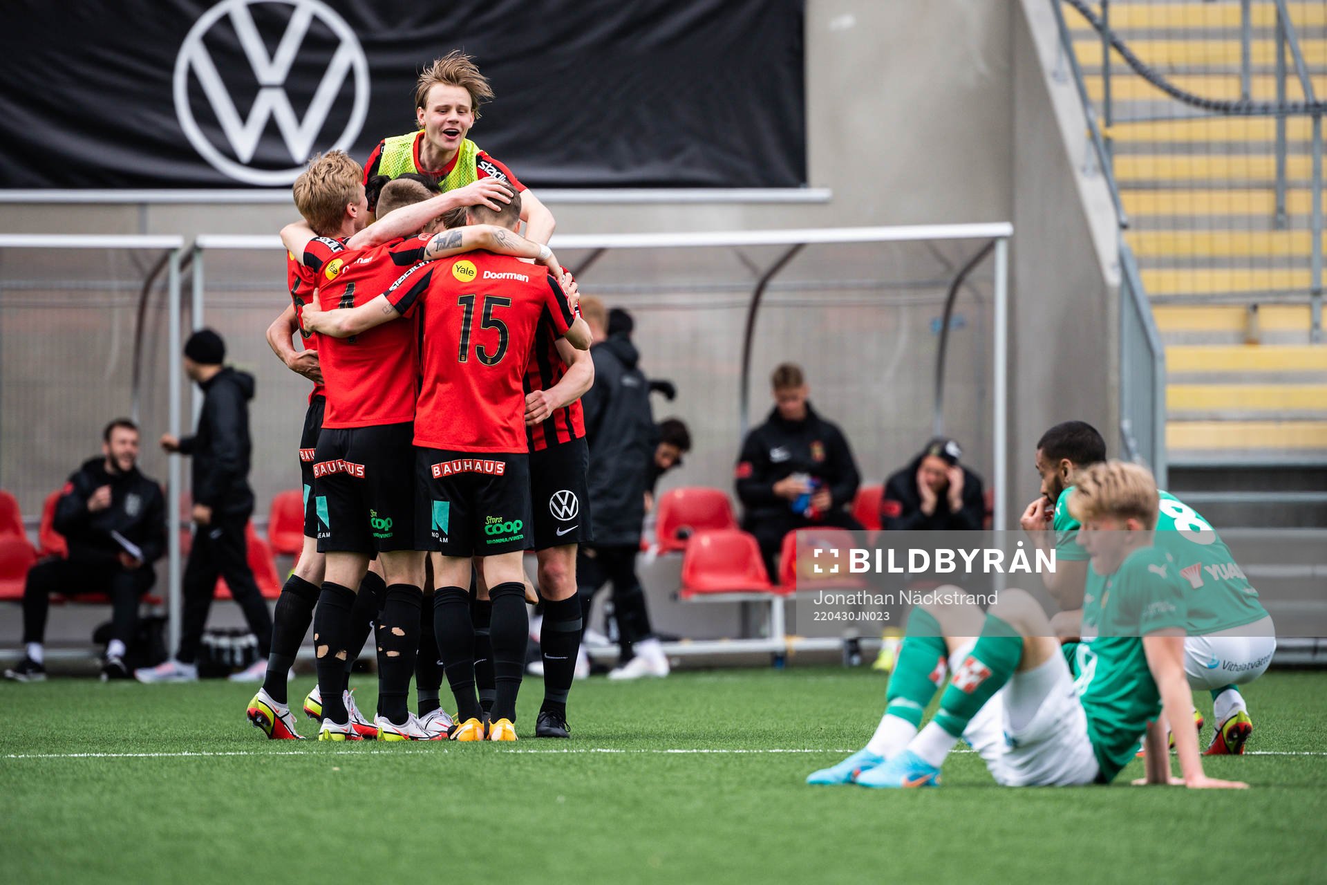 Brommapojkarnas spelare jublar medan Jönköpings Elias